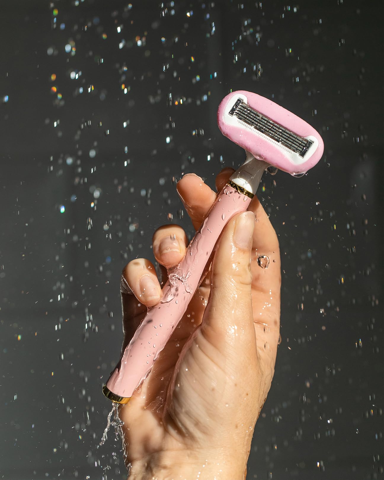 Truly Maquinilla de afeitar Life Shaver | La mejor maquinilla para piel sensible | 5 hojas con gel impregnado con aloe y manteca de karité | Cabezal pivotante y mango flexible para un afeitado suave y
