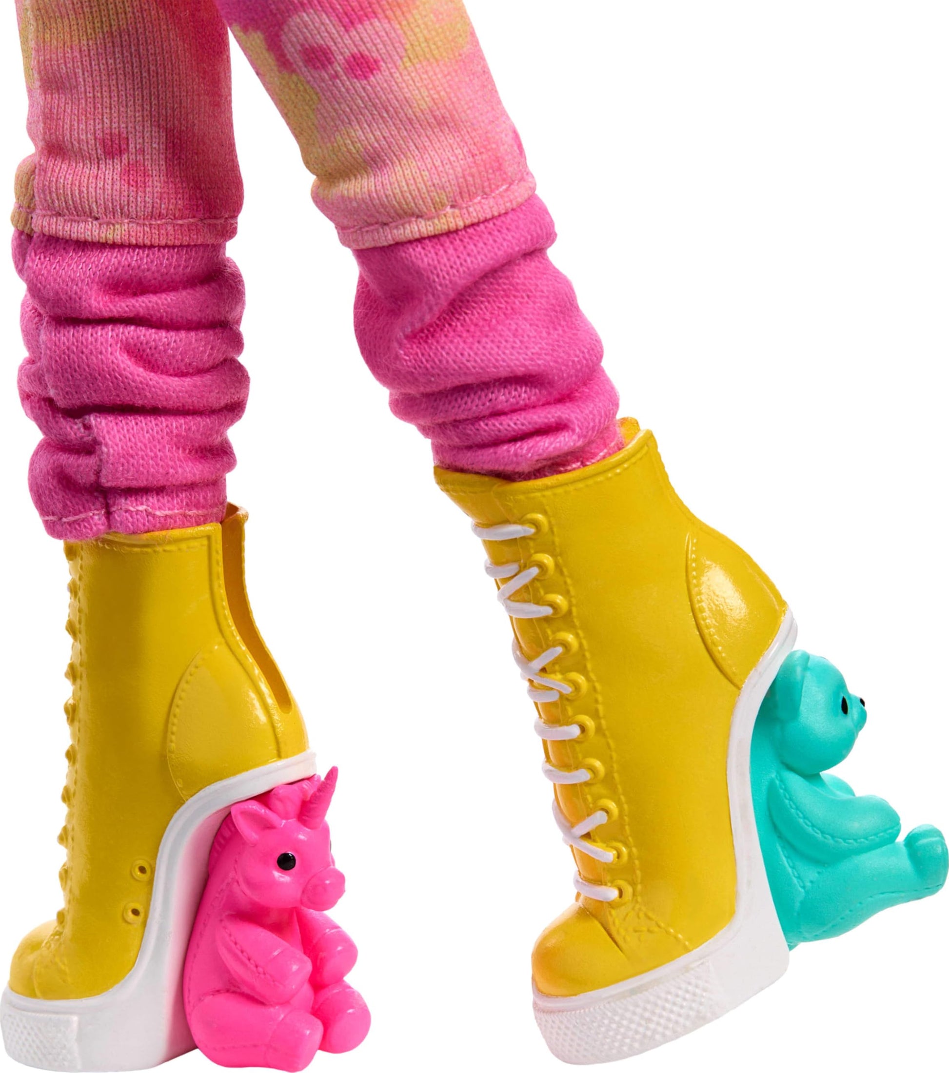 Muñeca Monster High Wednesday en Rosa con Boina y Mochila, Enid Sinclair Coleccionable con Soporte