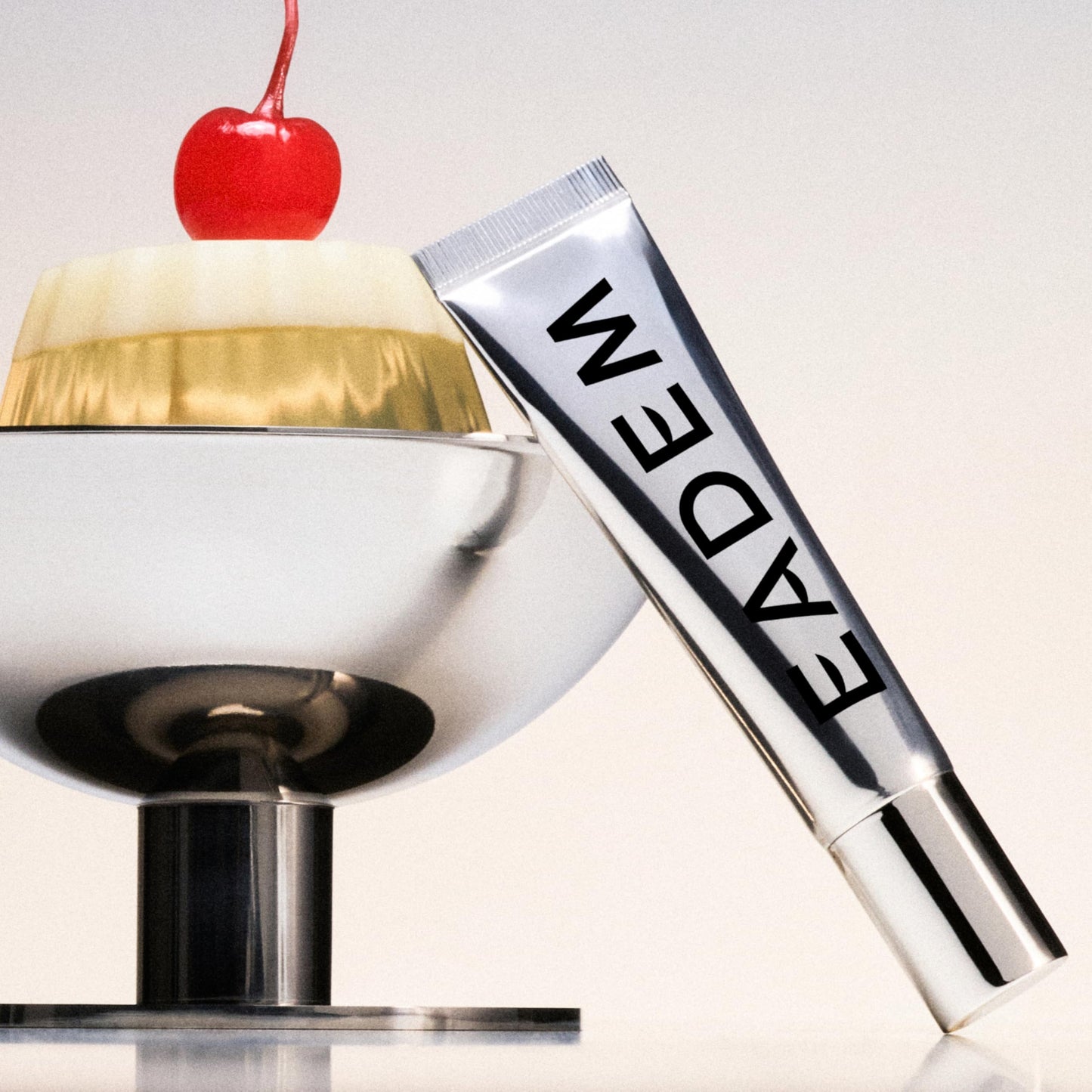EADEM- CUIDADO DE LABIOS DE LUJO: Le Chouchou en Butter Mochi proporciona un bálsamo labial nutritivo que hidrata, suaviza y realza los labios con un acabado transparente y brillante para una aparienc