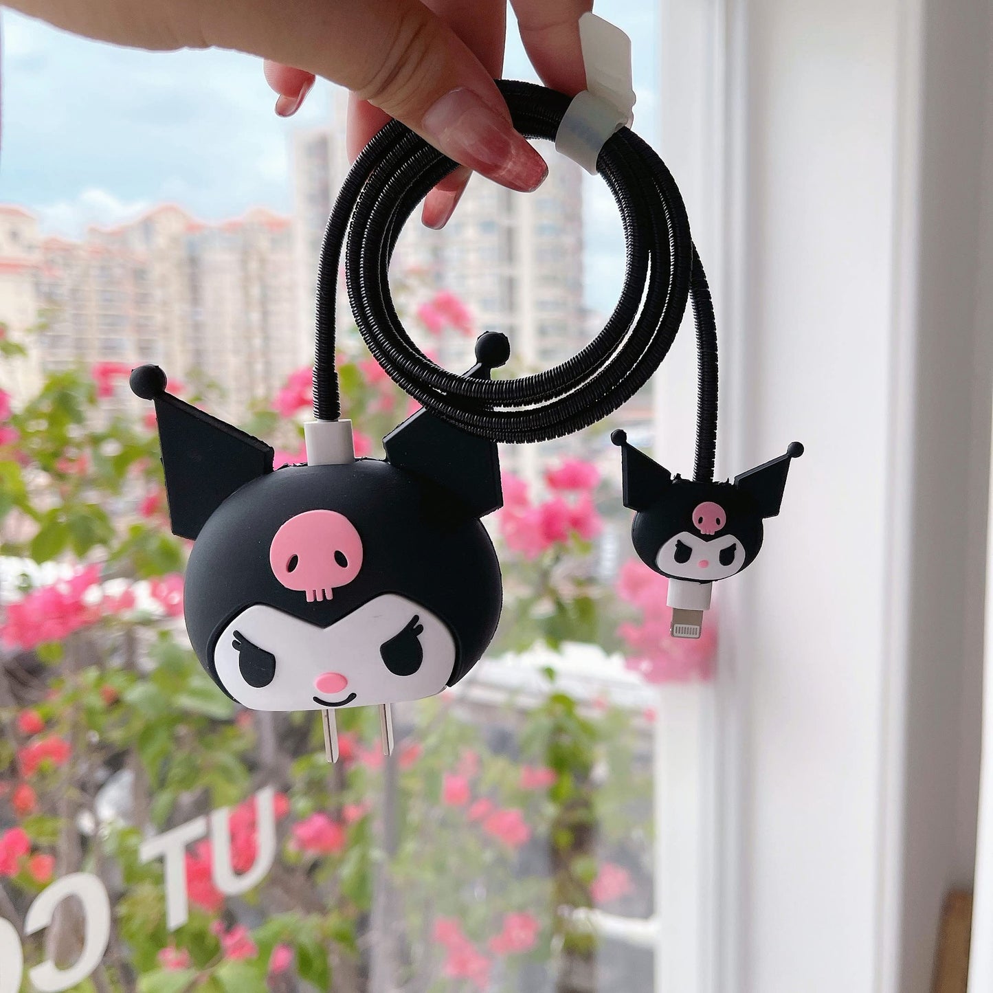 Tospania - Bonita funda protectora 3D para cargador con diseño de caricaturas, compatible con adaptador de corriente USB-C de 20 W de Apple y cable Lightning (Kuro negro)