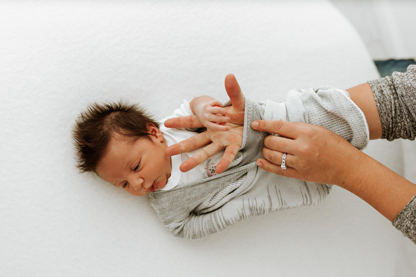 Swaddelini Saco de dormir con arrullo para bebé, fácil de usar, ayuda a los bebés a dormir más tiempo, 0-3 meses, 6-12 libras, gris
