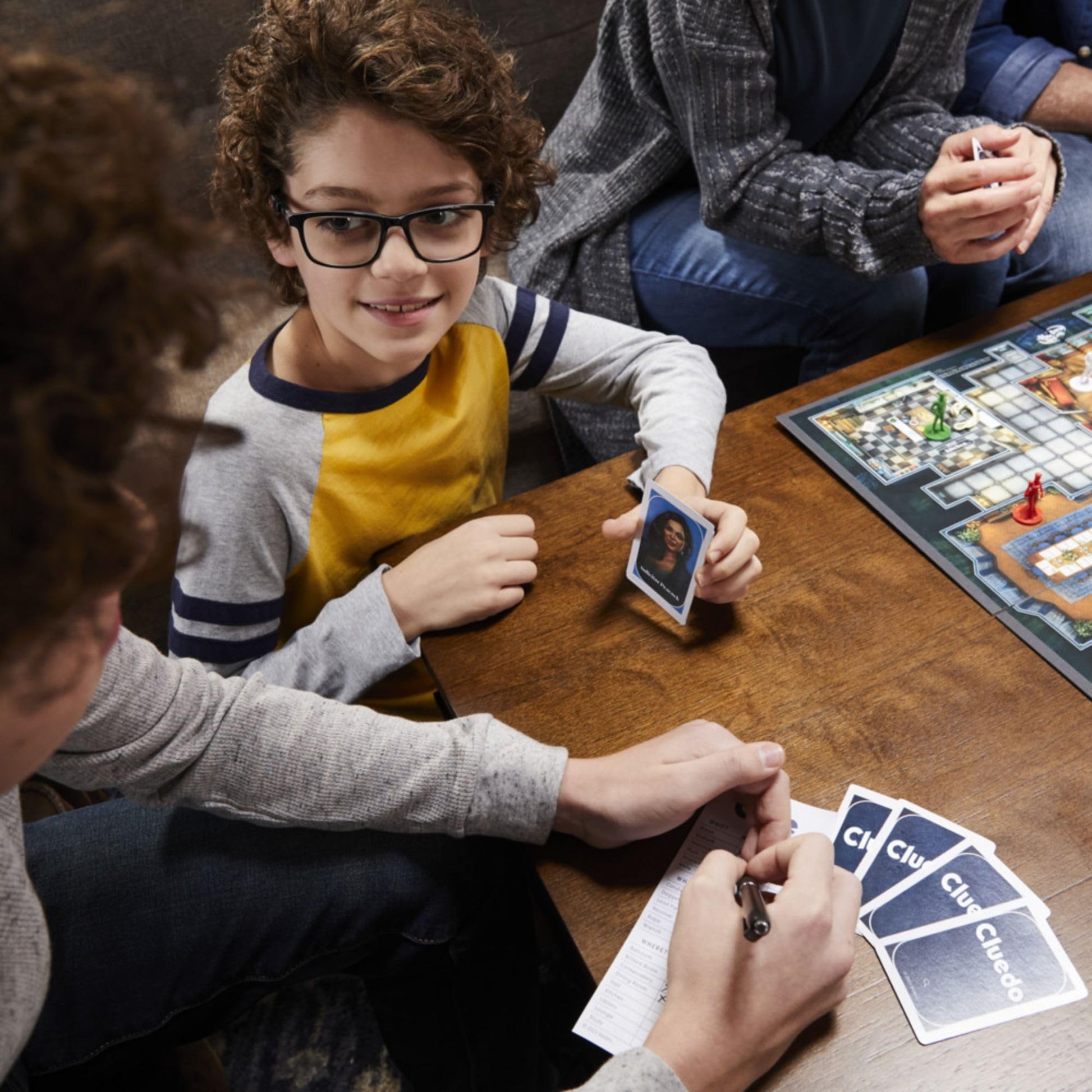 Hasbro Gaming Juego de Mesa Clue - Juego de Misterio para 2 a 6 Jugadores Ideal para Jugar con la Familia o Amigos a Partir de los 8 años