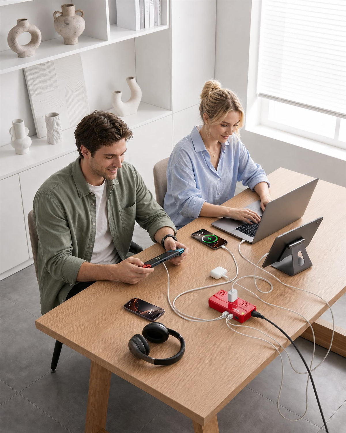 Adaptador de Corriente BESTEK Internacional Blanco con Convertidor de Voltaje y USB de 4 Puertos