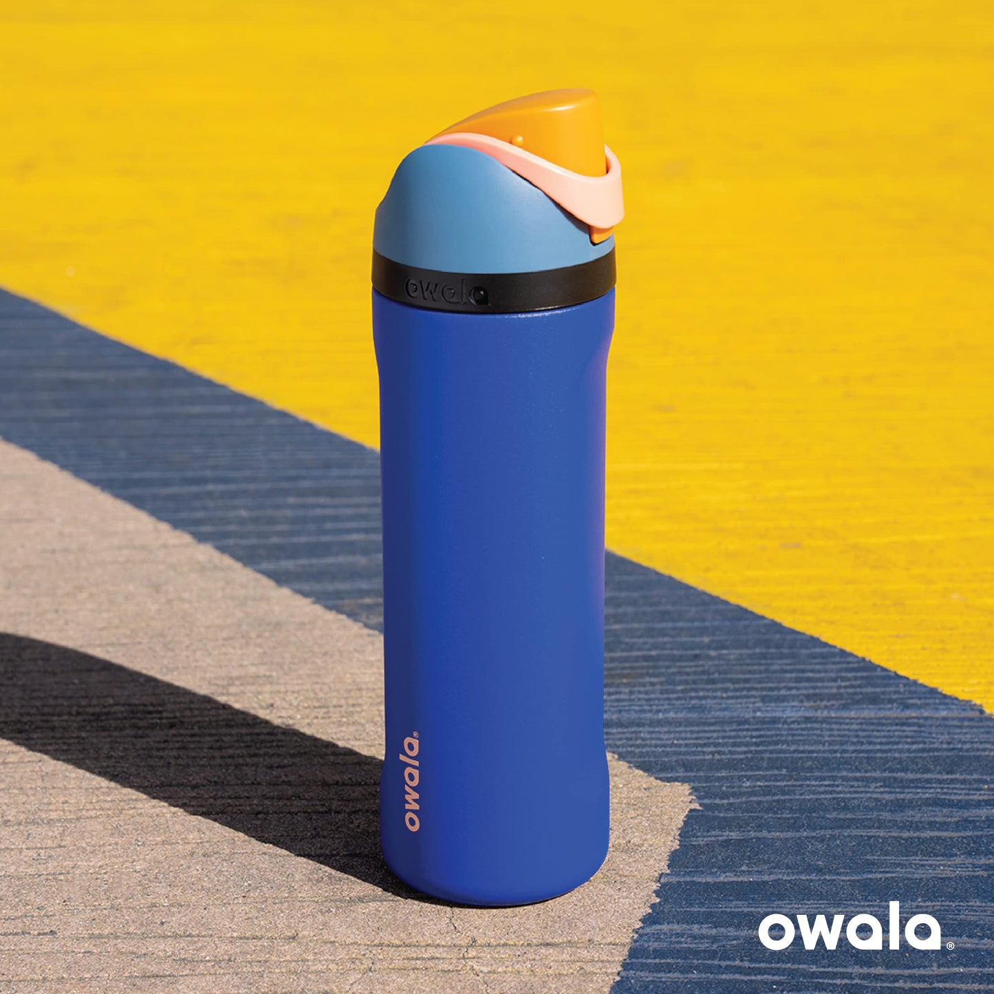 Botella de Agua Aislada Owala FreeSip Acero Inoxidable muy Muy Oscura con Popote para Deportes y Viajes
