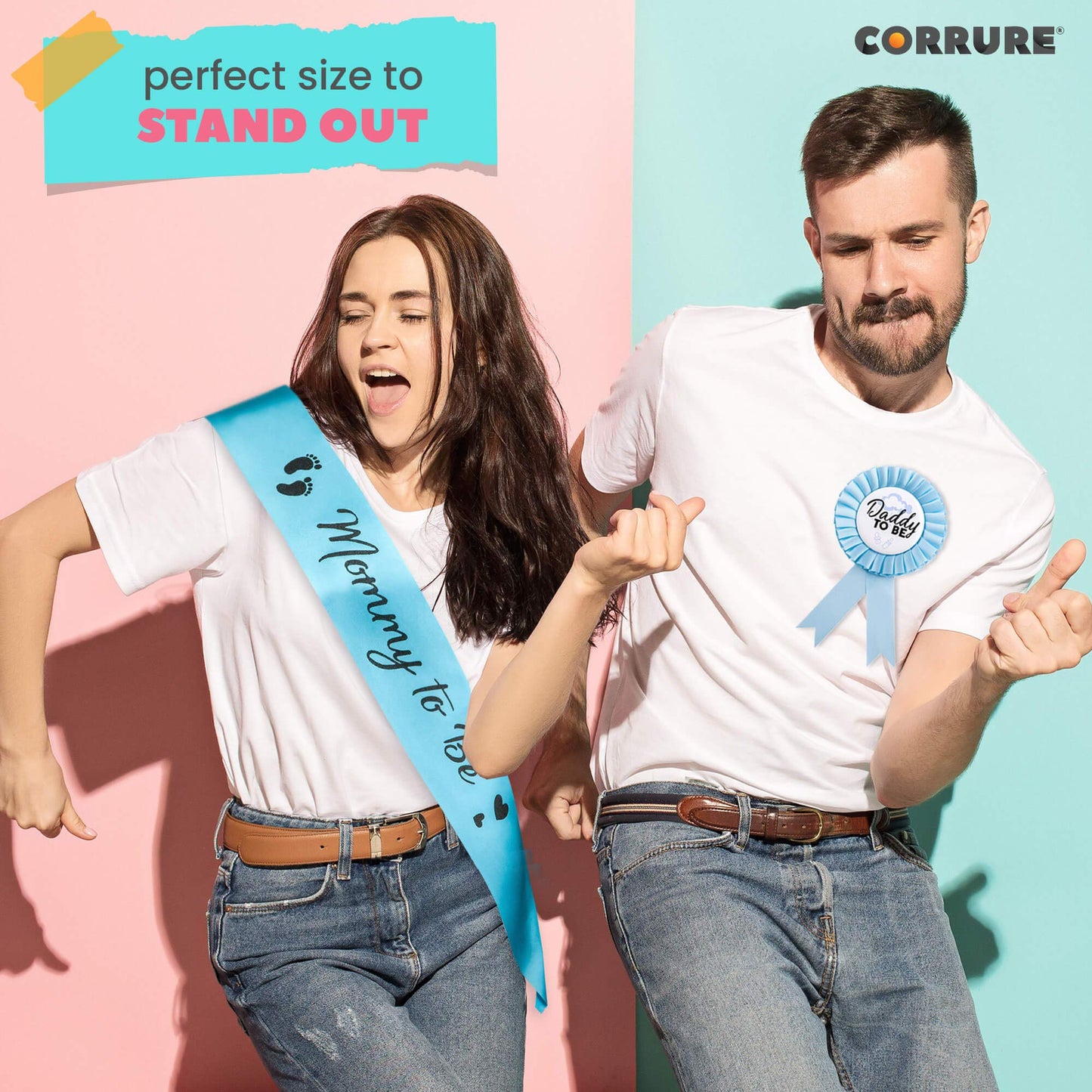 CORRURE Faja de ducha y botón Pin para niño – "Mommy to Be" y "Daddy to Be" Pin con hermosa cinta azul y texto negro con purpurina – Regalo ideal para mamá y papá para revelar el género/baby shower
