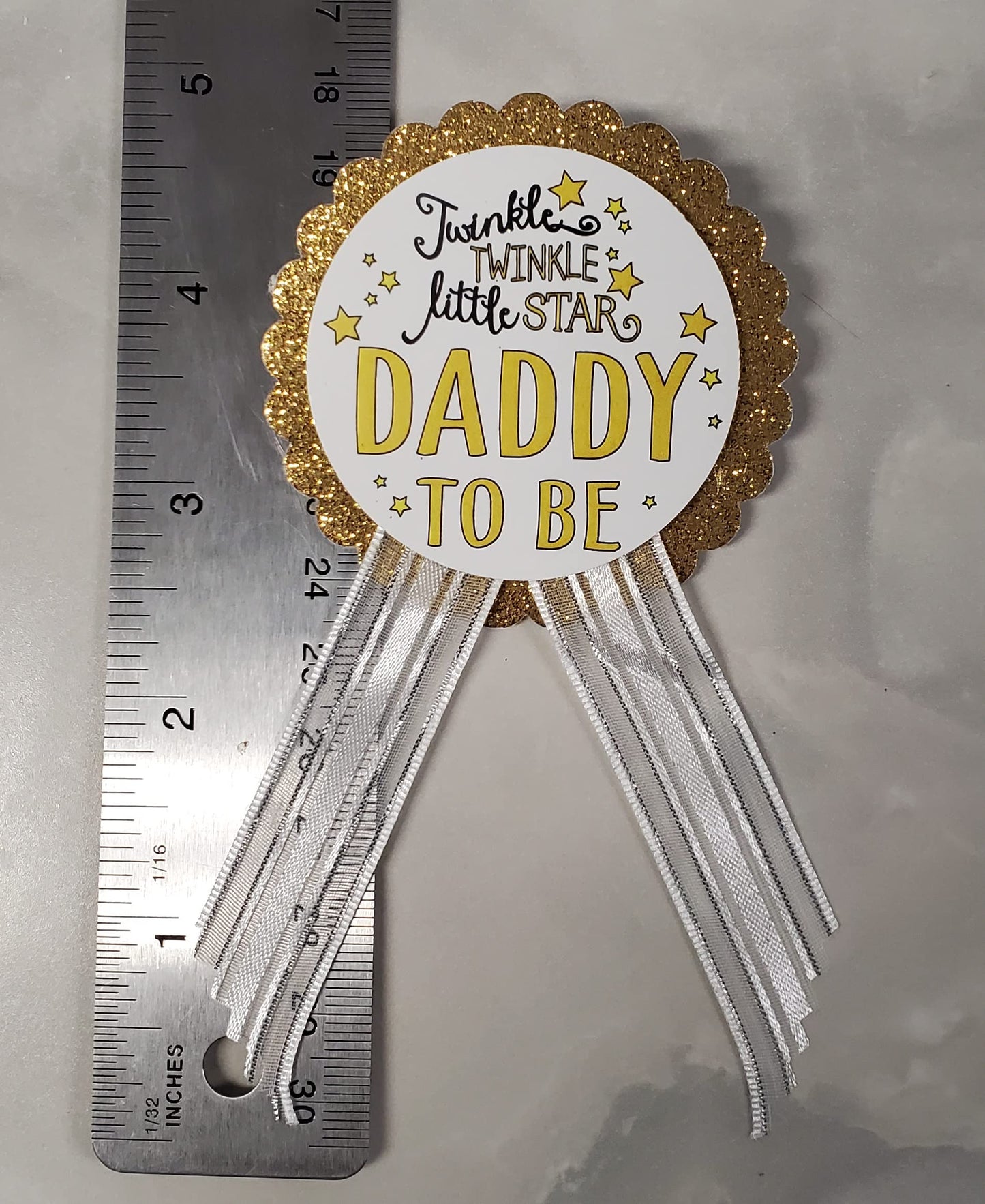 Twinkle Little Star - Juego de alfileres para baby shower – Cintas de satén blanco y purpurina dorada para mamá y papá a ser, Una talla, Cartulina cartulina cinta de satén pin de acero inoxidable, No