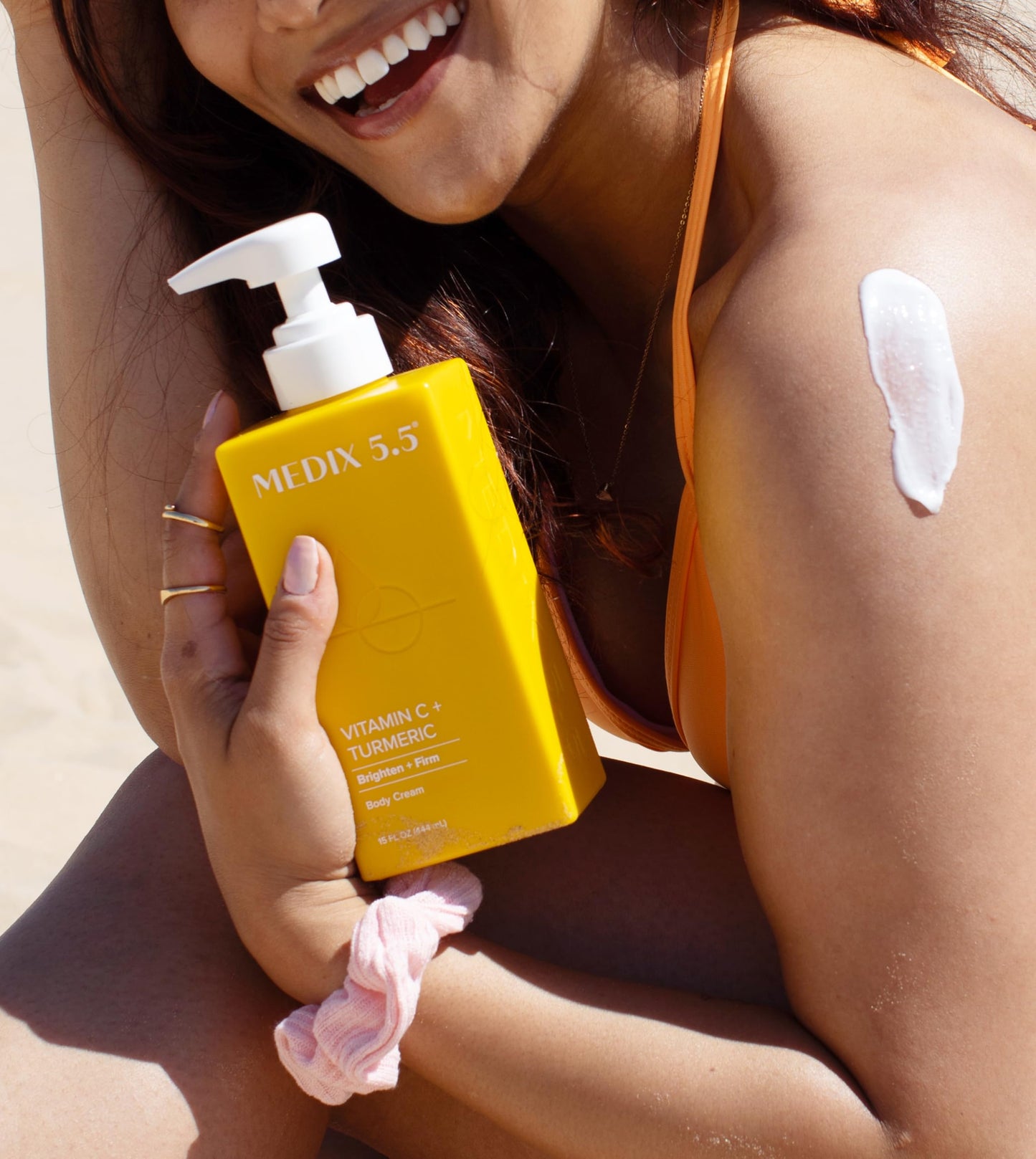 Medix 5.5 Crema de vitamina C con cúrcuma para cara y cuerpo. Crema reafirmante e iluminadora para manchas de edad, manchas oscuras y piel dañada por el sol. Crema antienvejecimiento con vitamina E, jengibre, ginseng. (Dos – 15 oz)