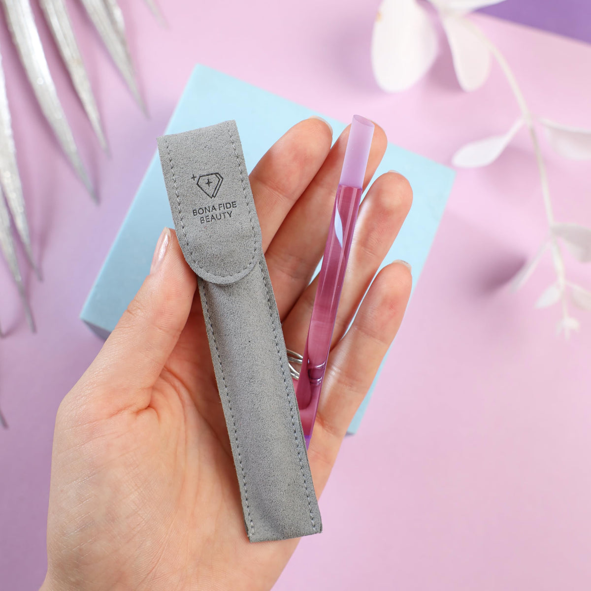 Bona Fide Beauty - Empujador de cutículas de vidrio - 1 herramienta para empujador de cutículas de vidrio morado Empujador de cutículas de vidrio checo de doble extremo con extremos puntiagudos e