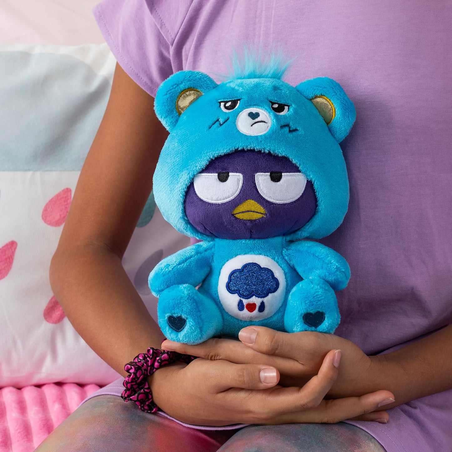 Care Bears Badtz-Maru Muñeco de Peluche Vestido de Oso Gruñón de 23 cm, Azul, Suave y abrazable, Apto para niñas y niños, empleados, coleccionistas, a Partir de los 4 años de Edad