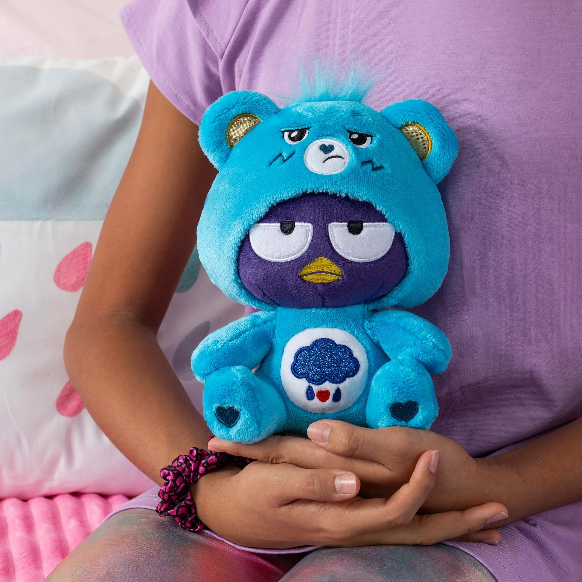 Care Bears Badtz-Maru Muñeco de Peluche Vestido de Oso Gruñón de 23 cm, Azul, Suave y abrazable, Apto para niñas y niños, empleados, coleccionistas, a Partir de los 4 años de Edad