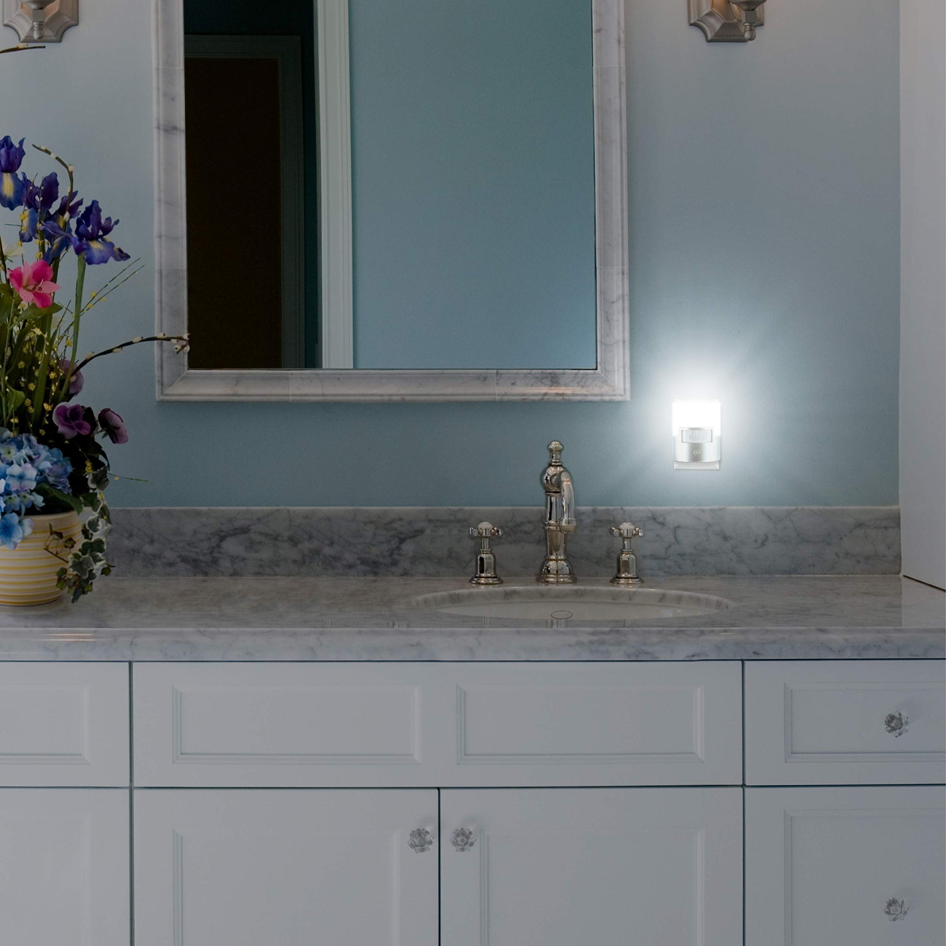 GE Enbrighten Luz De Noche Plateada Led Con Sensor De Movimiento 1 Pieza 40 Lúmenes Enchufable Blanco Suave Certificacion UL Ideal Para Dormitorio Guardería Baño Oficina Escaleras 29844