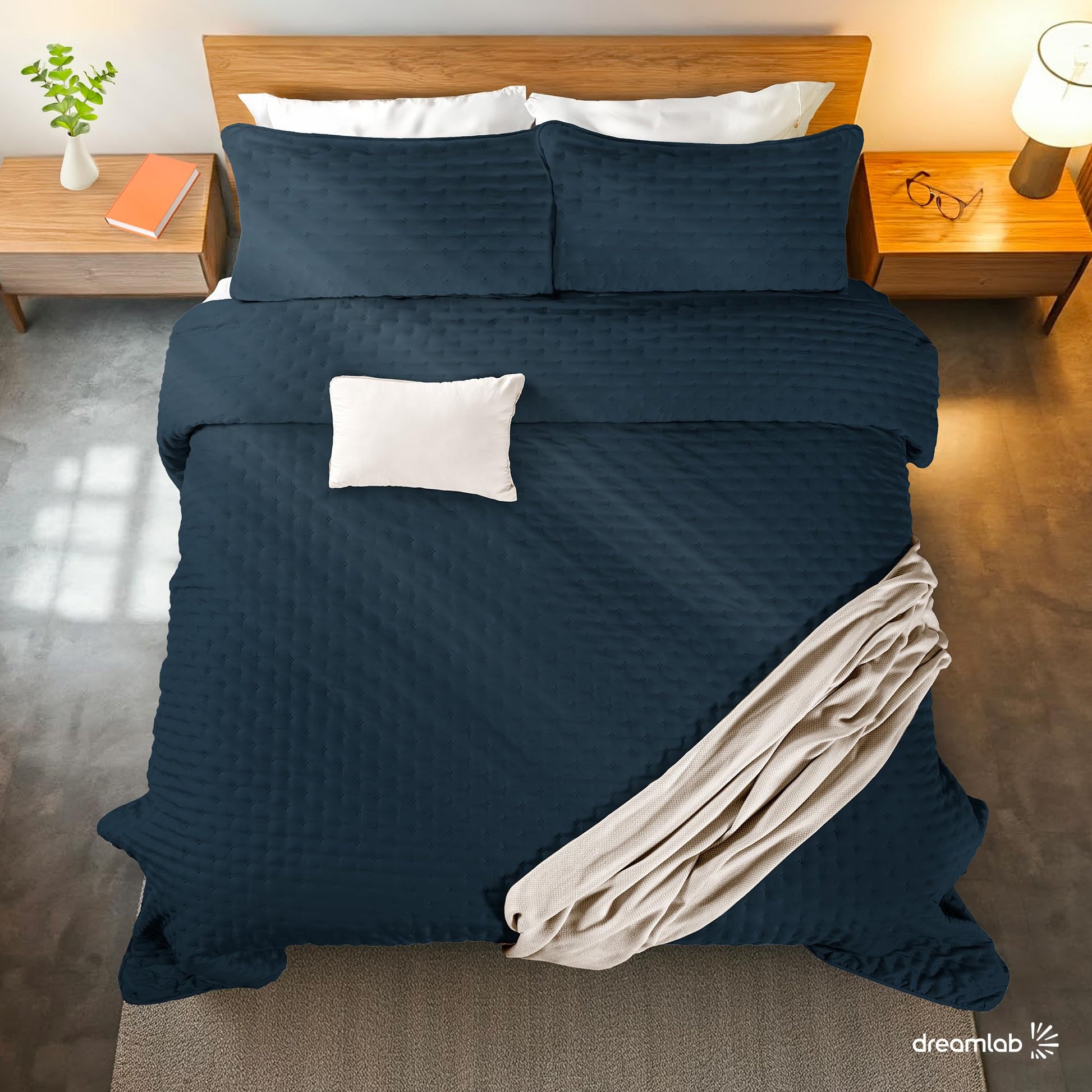 Dreamlab Colcha Ligera con 2 Fundas de Almohada, Capitonado, Ultra Suave.Hipoalergénico. Edrecolcha para Cama. Edredón para Verano y Todas Las Estaciones.(Matrimonial 210x240 cm,Trébol,Azul Noche)