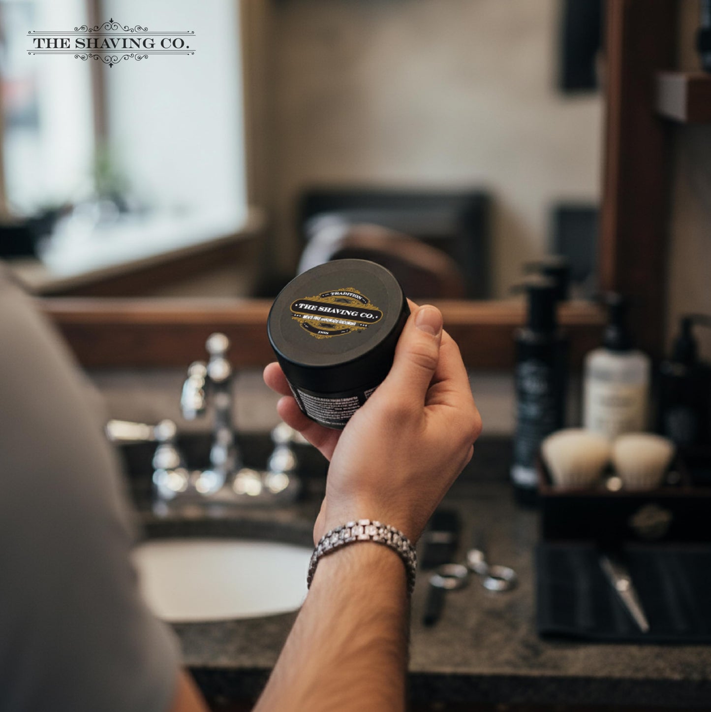 ORIGINAL HOLD POMADE The Shaving Co. Cera para el cabello base agua. Original Hold Pomade. FIJACIÓN MEDIA - BRILLO MEDIO. Libre de Parabenos - Libre de Sulfatos - Cruelty Free - Contiene VITAMINA B5 y E. Medium Hold Medium Shine. Pomada para cabello. Hair