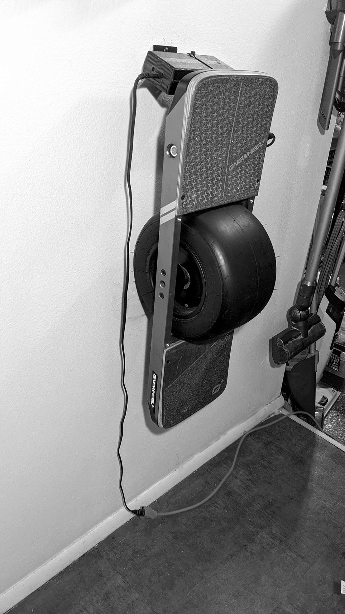 Estación de Carga DIYE Negro Acero 1/8 para Onewheel V1 y XR