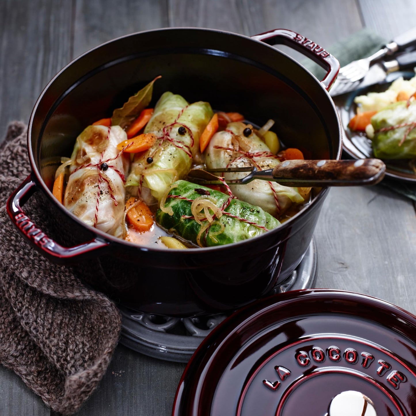 Staub 4-quart redondo Cocotte, Granadina, 3.78 litros, 1