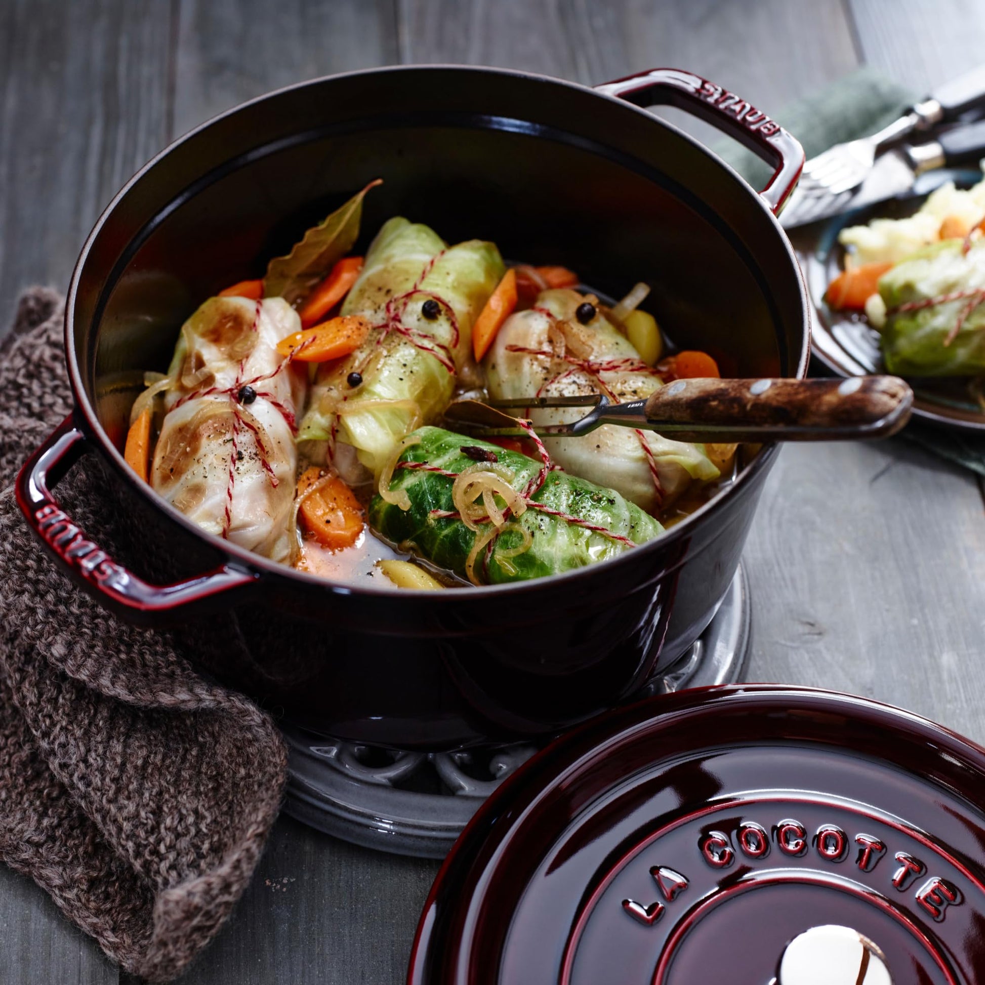 Staub 4-quart redondo Cocotte, Granadina, 3.78 litros, 1