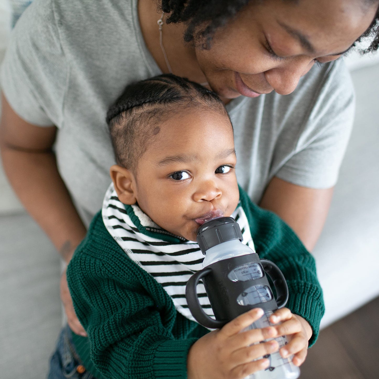 Dr. Brown's Milestones - Botella estrecha de transición para beber con asas de silicona, 8 onzas, 250 ml, 6 m, color negro y crudo, paquete de 2