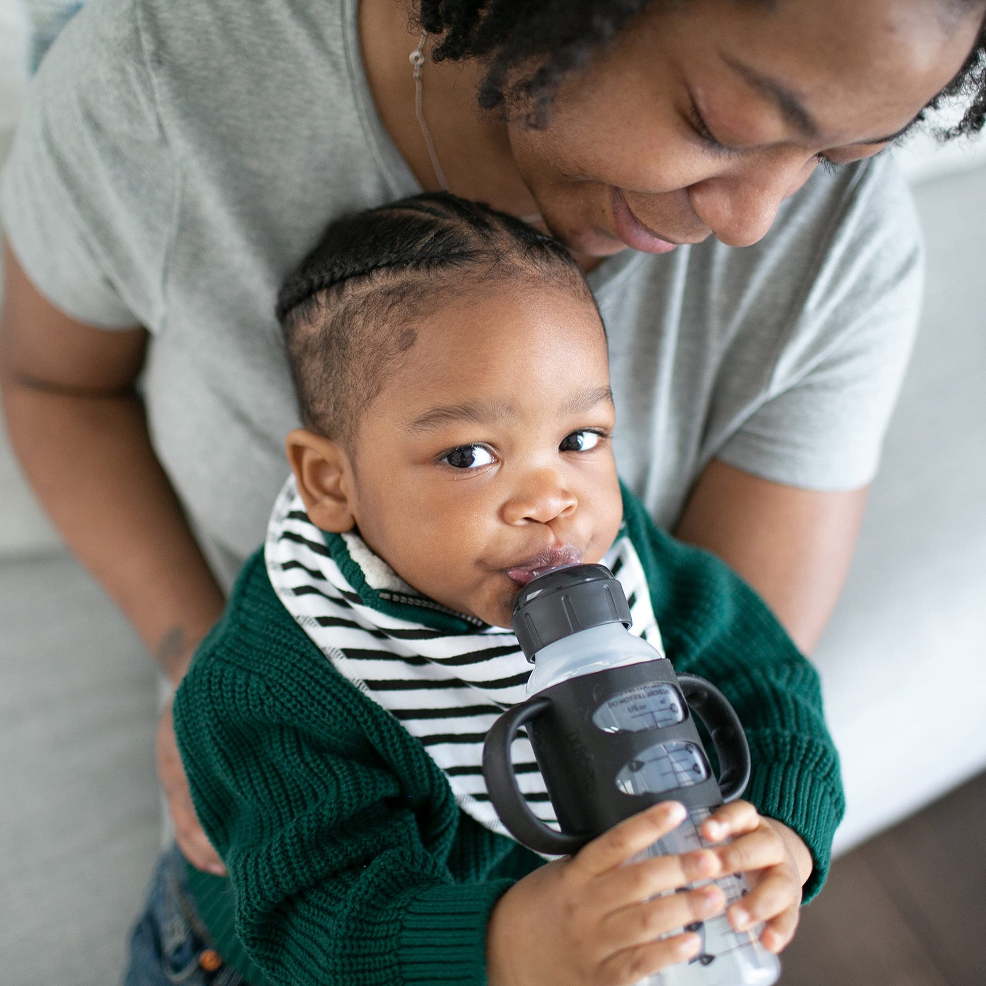 Dr. Brown's Milestones - Botella estrecha de transición para beber con asas de silicona, 8 onzas, 250 ml, 6 m, color negro y crudo, paquete de 2