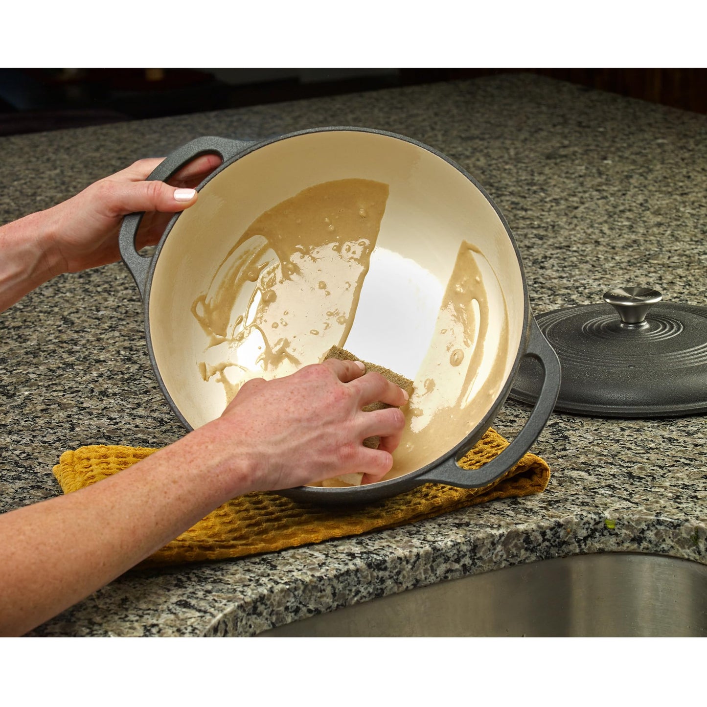 Mercer Culinary Horno holandés redondo de hierro fundido esmaltado, 6 cuartos de galón, negro mate