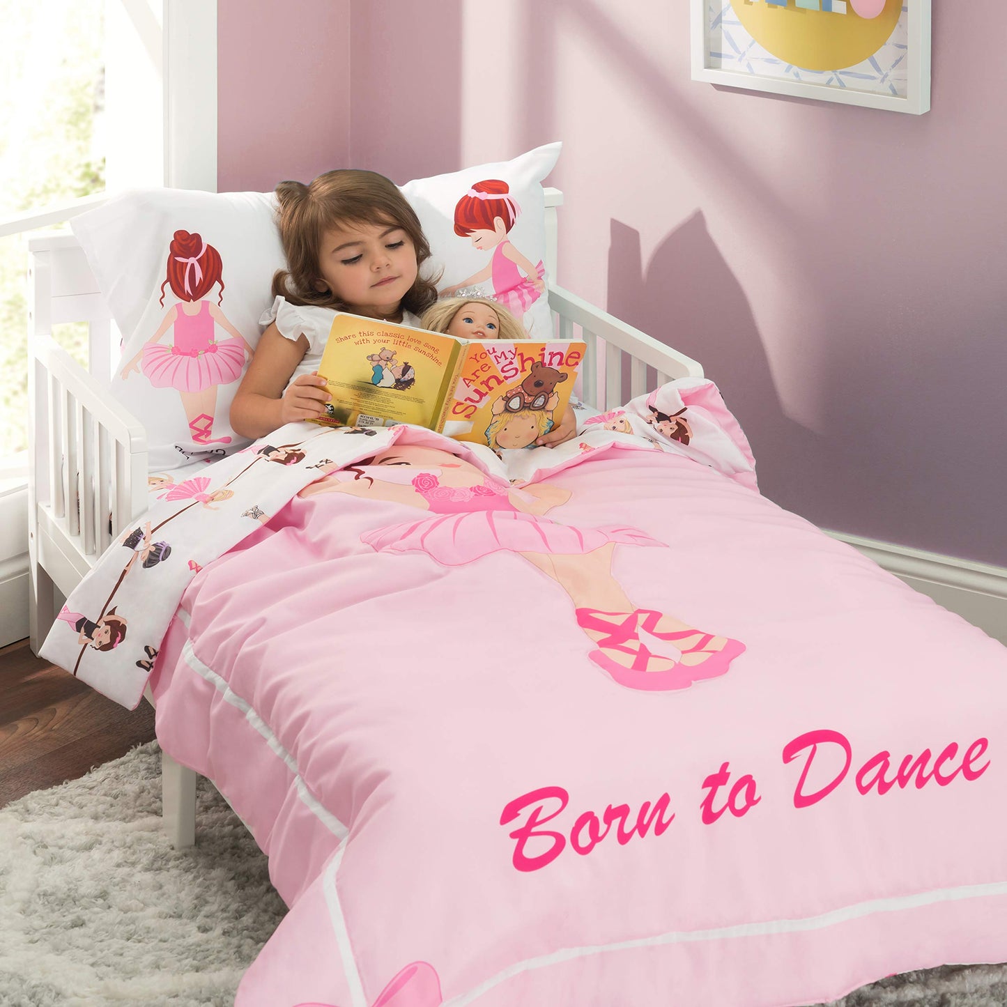 EVERYDAY KIDS Juego de ropa de cama de 4 piezas para niños pequeños - Born to Dance Ballerina - Incluye edredón, sábana plana, sábana ajustable y funda de almohada reversible