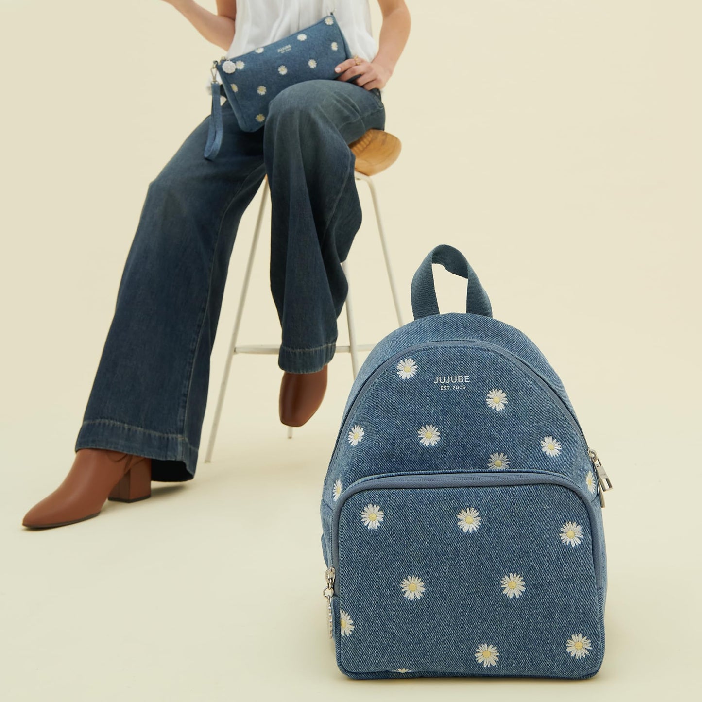 JuJuBe - Mochila de viaje lavable a máquina con correas ajustables y 2 bolsillos para biberones, pañales, chupetes, aperitivos, cambiador y artículos esenciales diarios, mezclilla y margaritas (azul)