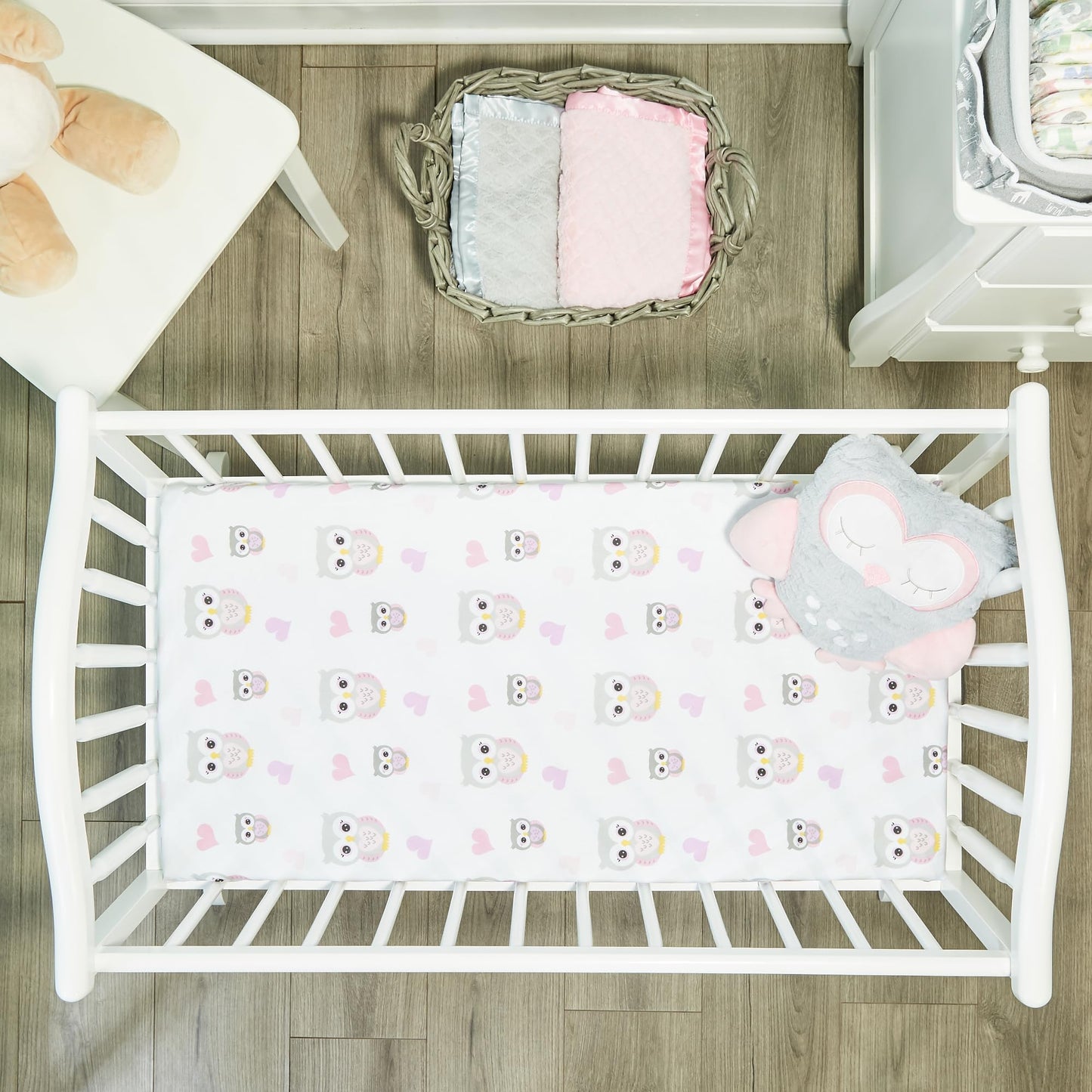 EVERYDAY KIDS - Juego de 2 sábanas para cuna de bebé, juego ajustado para bebé niña; tejido de percal 100% algodón, funda de colchón transpirable y suave, búhos grises/corazones rosados y diseños de