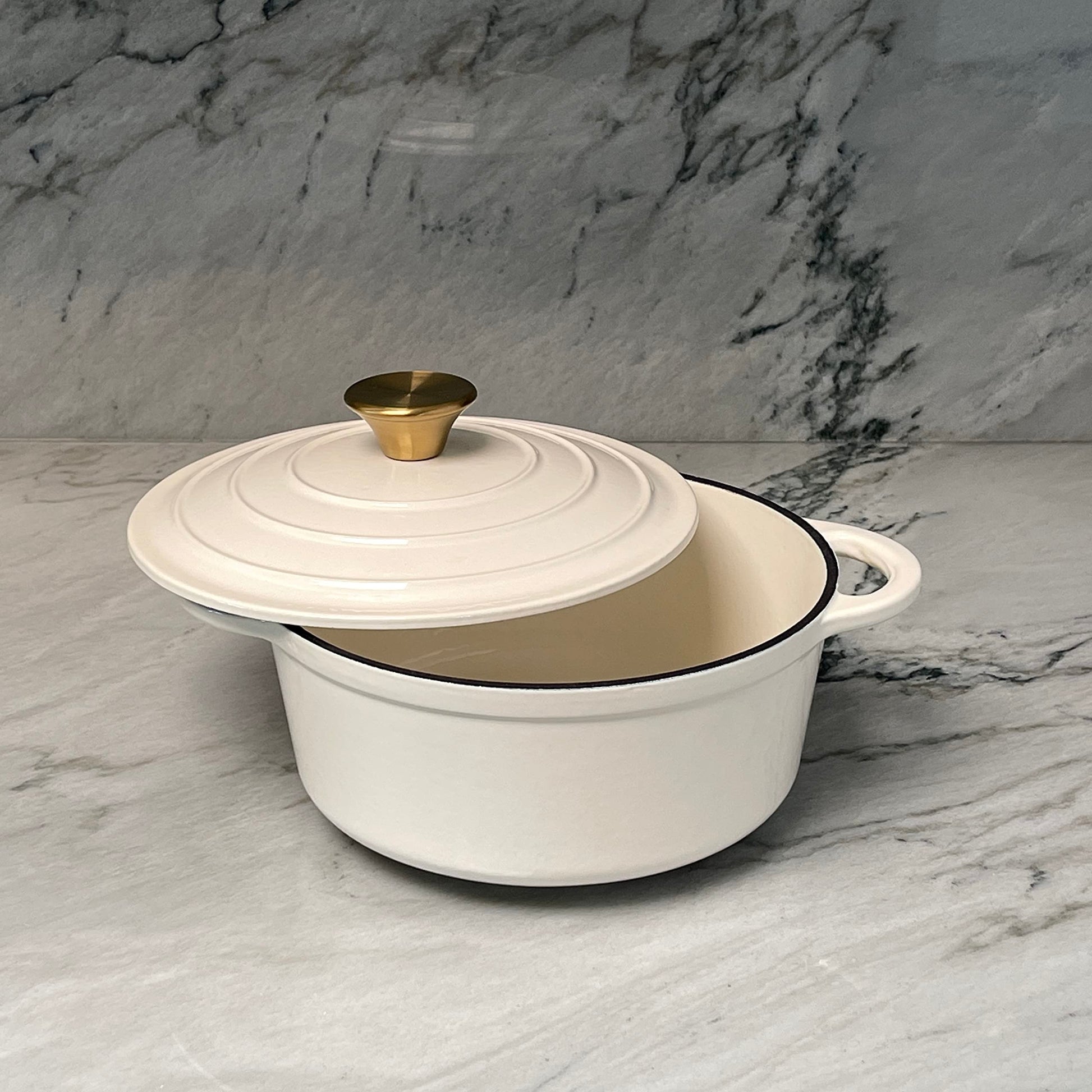 Lexi Home - Olla para horno holandesa esmaltada de hierro fundido con tapa, 2.8 cuartos de galón, sartén, servidor de pasta, olla superior de estufa, plato para pan de masa madre, pollo de cocción
