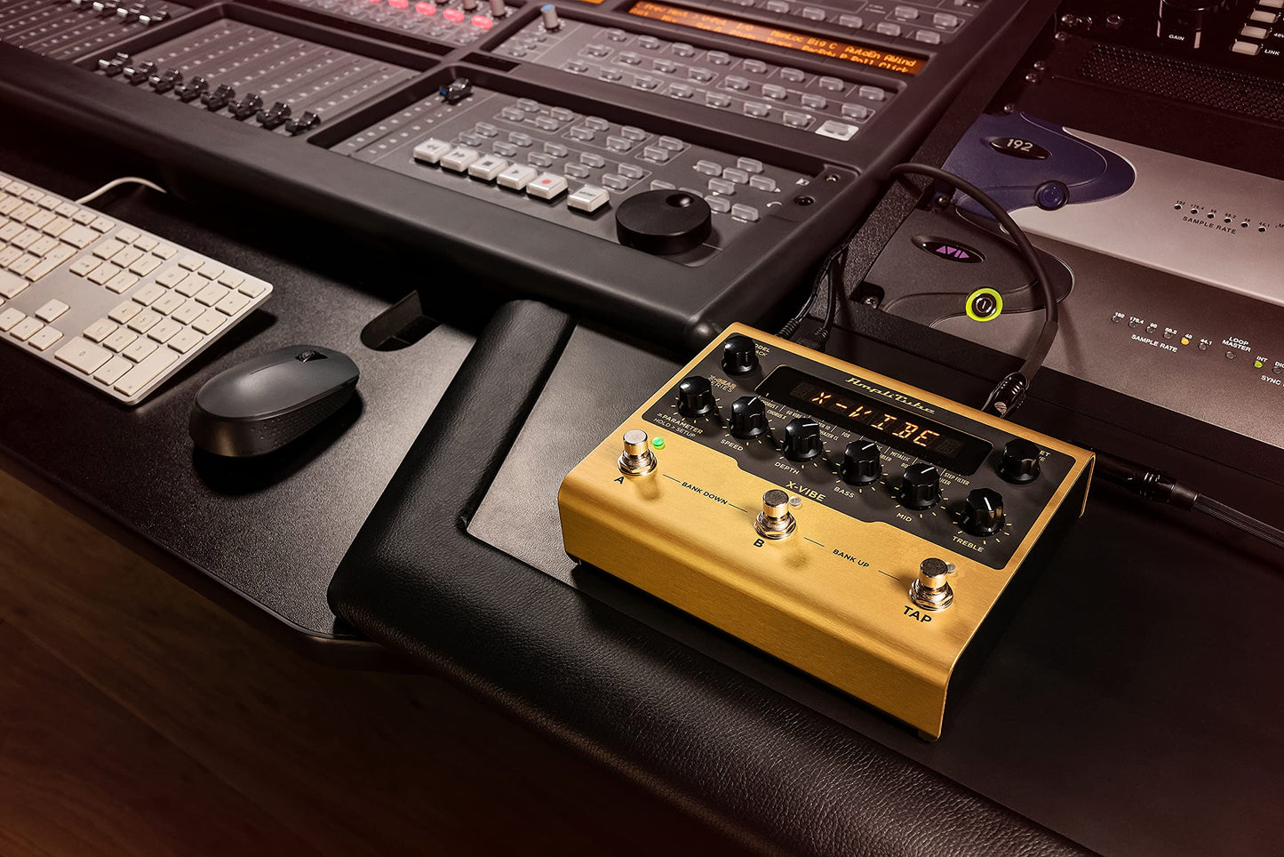 IK Multimedia AmpliTube X-VIBE Modulation Pedal, emulaciones hiperrealistas, verdadera integración estéreo, software y hardware