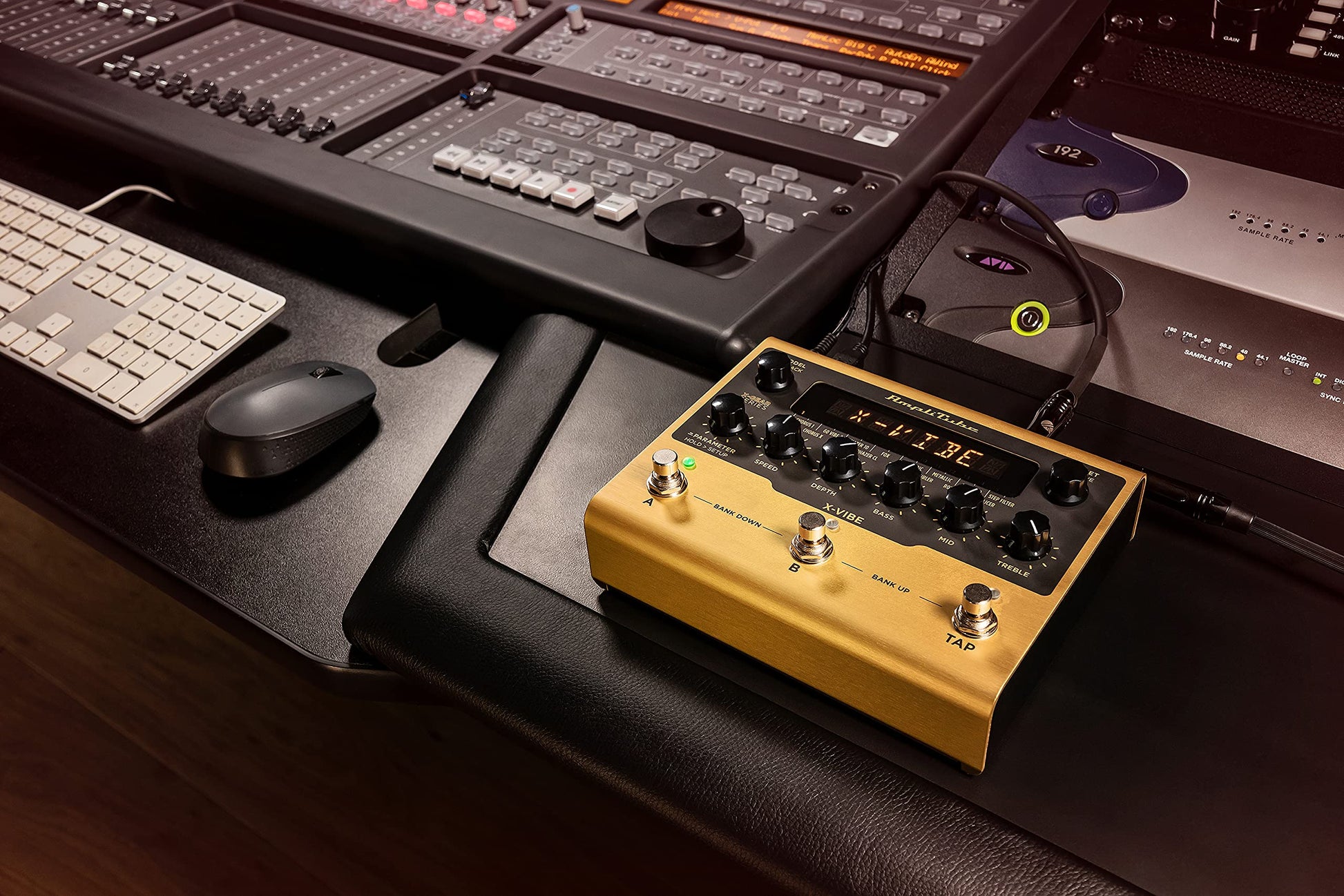 IK Multimedia AmpliTube X-VIBE Modulation Pedal, emulaciones hiperrealistas, verdadera integración estéreo, software y hardware