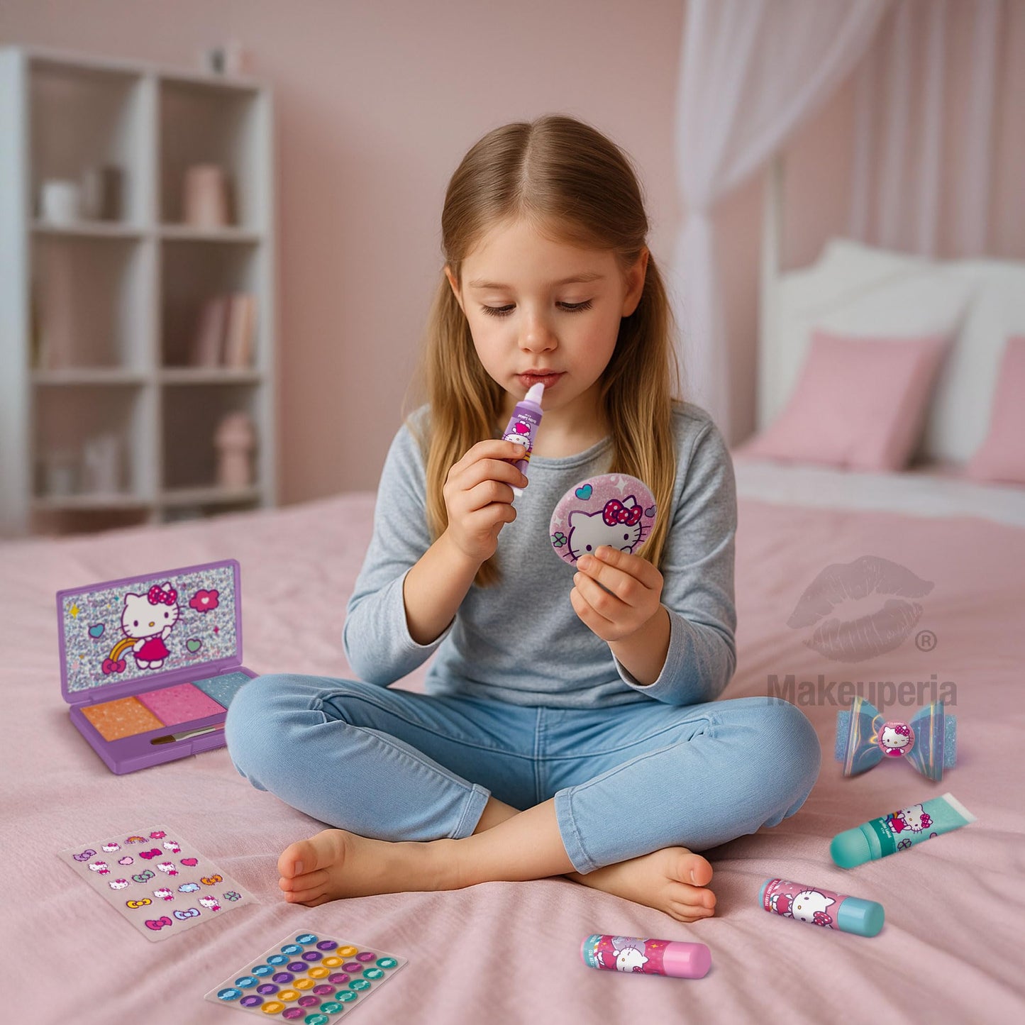 MAKEUPERIA Maquillaje para Niñas de Hello Kitty, Set de Maquillaje Infantil Lavable con Bálsamos, Brillos, Paleta con Brocha, Clips, Espejo y Bolsa de PVC, Regalo Seguro y Adorable