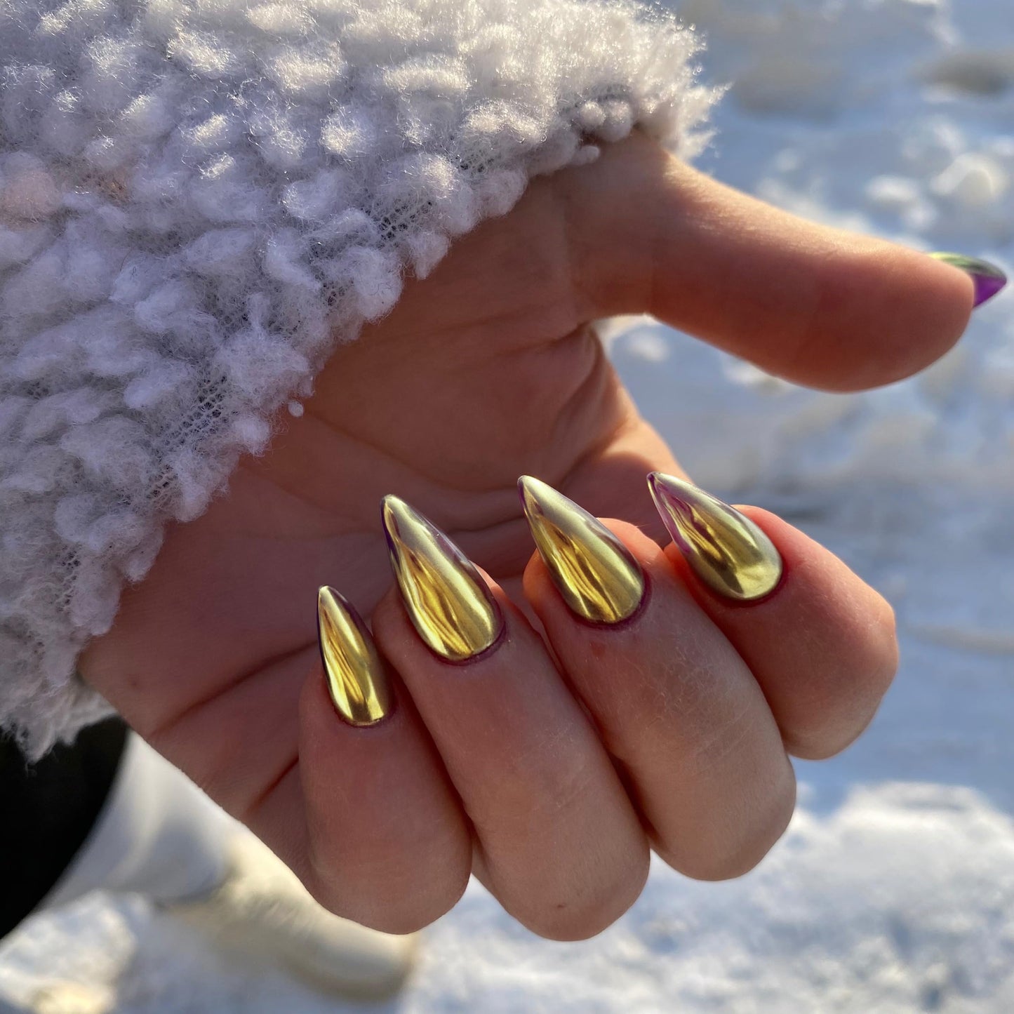 Sxvme Uñas Postizas De Metal Dorado Con Espejo, Uñas Con Forma De Almendra, Uñas Con Esmalte Cromado, Uñas Almendradas Medianas, Uñas Con Baño Brillante, Uñas Acrílic Oro Almendra 0,04 Onzas (Paquete