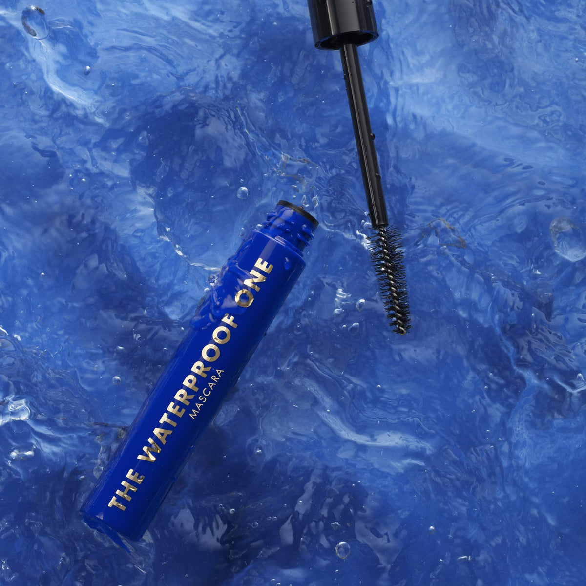 Máscara para pestañas a prueba de agua riza engrosa y levanta, Waterproof One Mascara, Milani