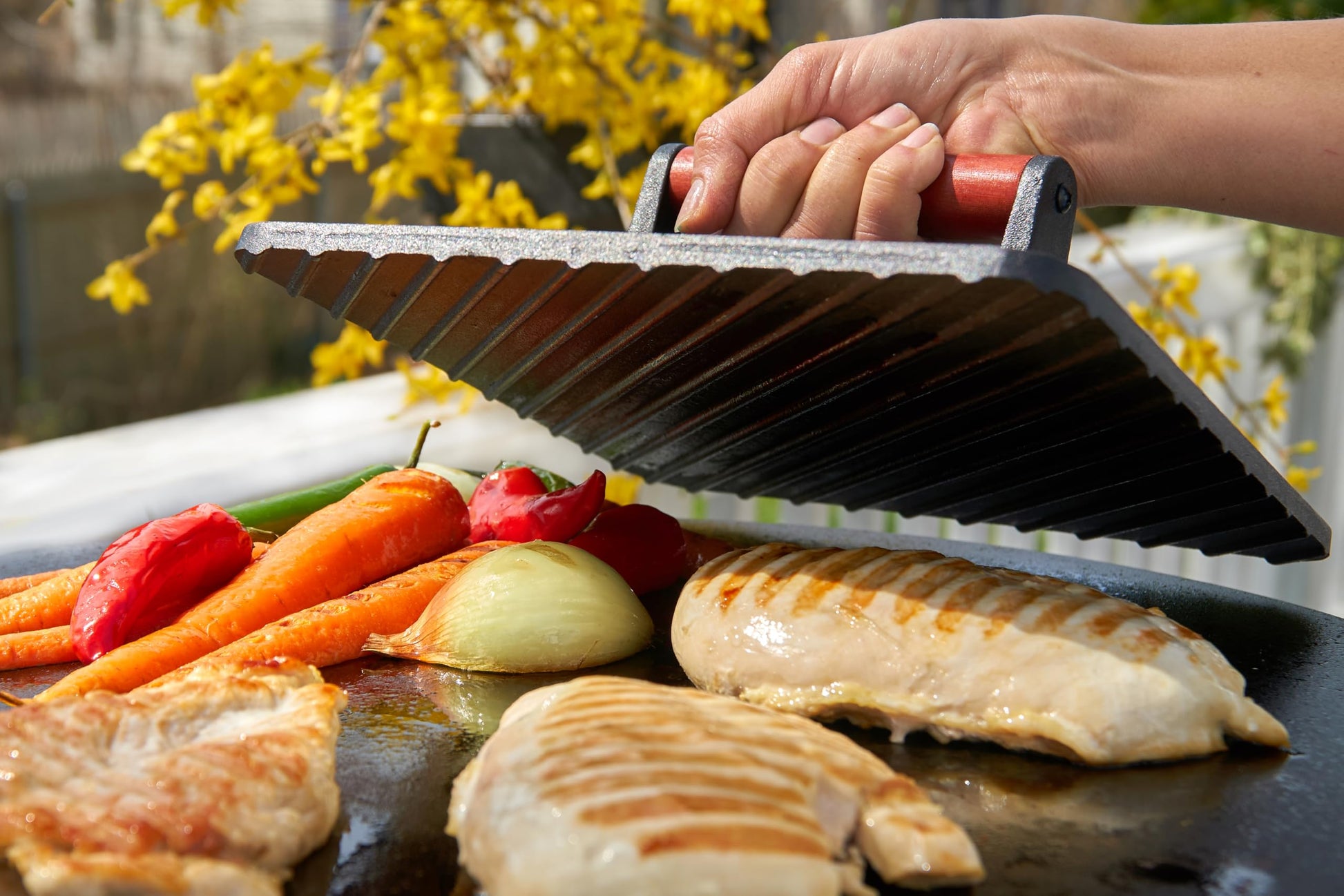 Cuisinart - Prensa para Parrilla de Hierro Fundido, 10 x 10 Pulgadas, Resistente Antiadherente para Hamburguesas con Mango de Madera, Accesorio Perfecto para Parrilla, paninis y barbacoas