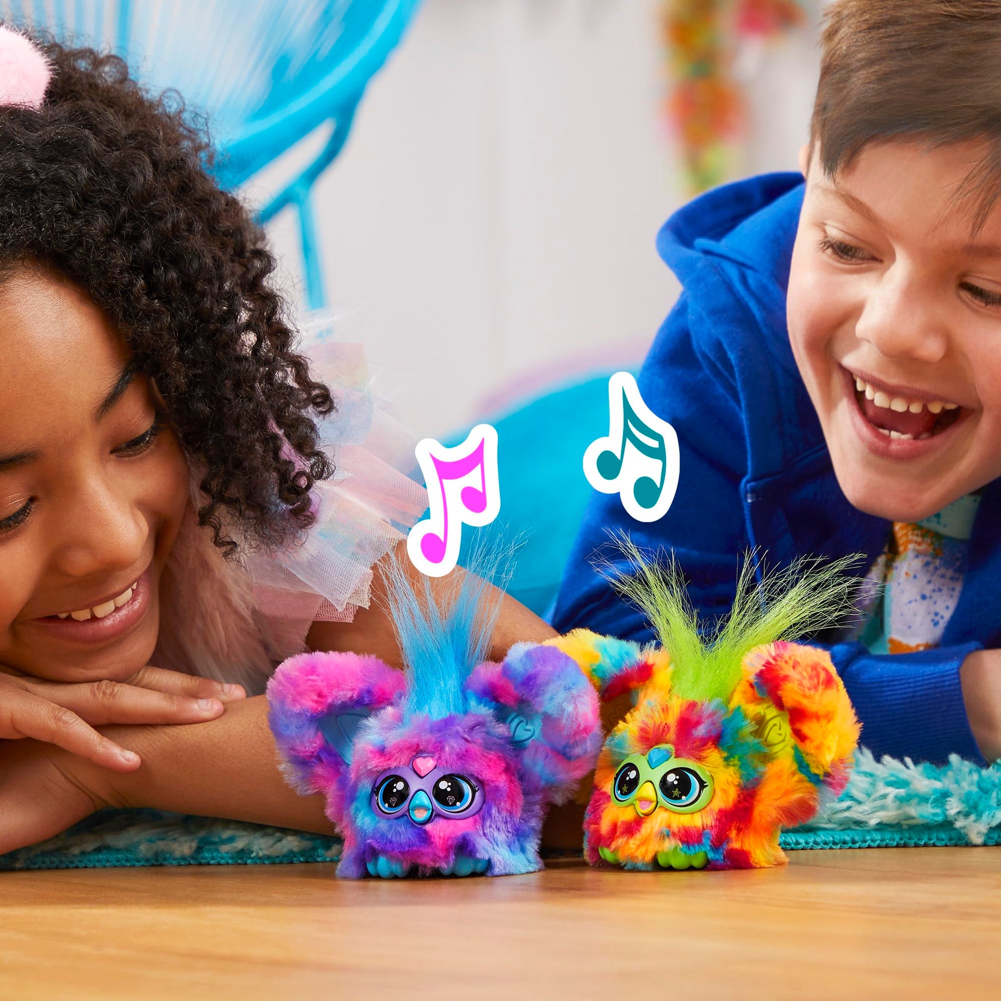 Furby Furblets Peluche Miniamigo Luv-Lee con más de 45 Sonidos, música K-Pop y Frases en Furbish Colores Morado y Azul, Incluye Llavero para Colgar, + 6 años