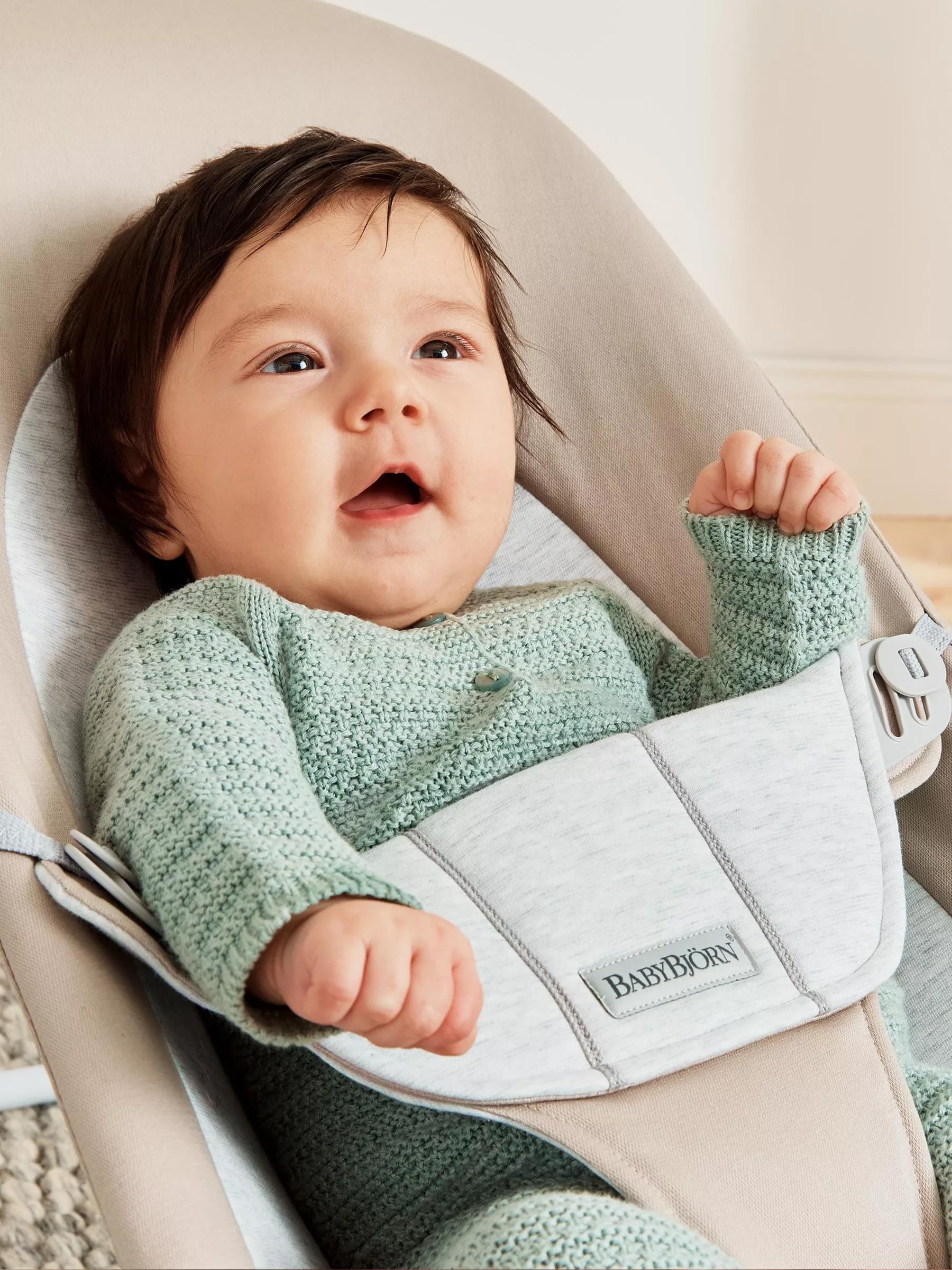 BabyBjörn Silla Mecedora para Bebé Balance Soft, Tejido/Jersey, Beige/Gris| Asiento ajustable 2 en 1 para bebé y silla de niño pequeño, recién nacido a niño (8-30 libras), 4 posiciones, ligero y portátil