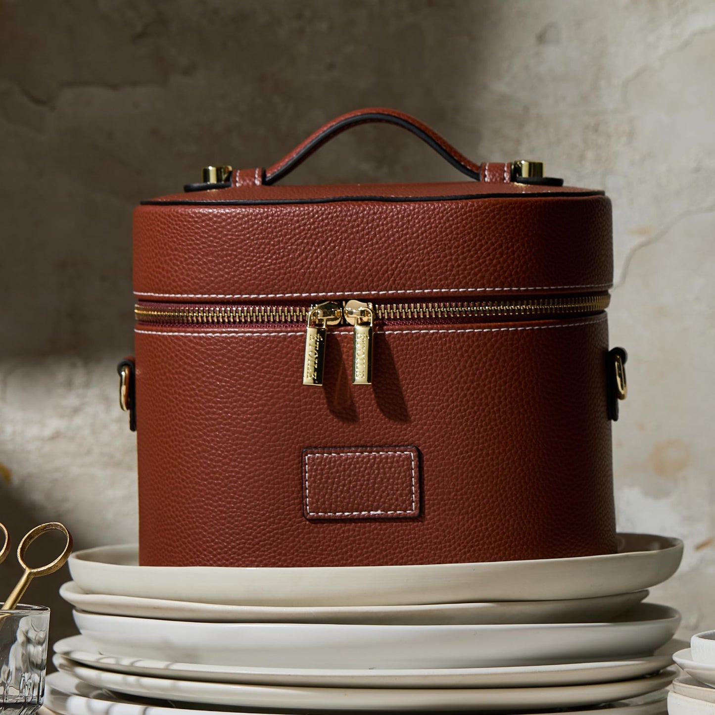 ETOILE - Estuche de aseo ovalado, organizador de bolsa de maquillaje de viaje con correa para el hombro y divisor extraíble, Marrón Jengibre, Mini estuche de viaje cosmético