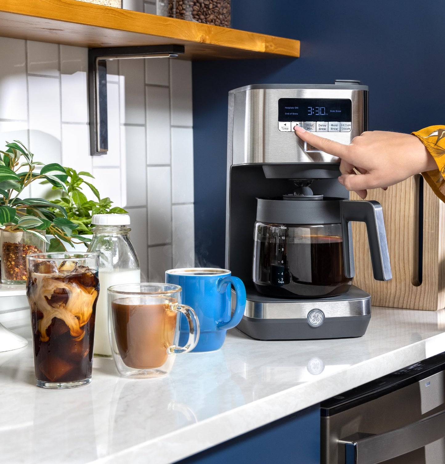 GE - Cafetera de goteo con temporizador, jarra de vidrio de 12 tazas con placa ajustable para mantener el calor, cabezal de ducha ancho para un máximo sabor, esenciales para la cocina, acero inoxidable