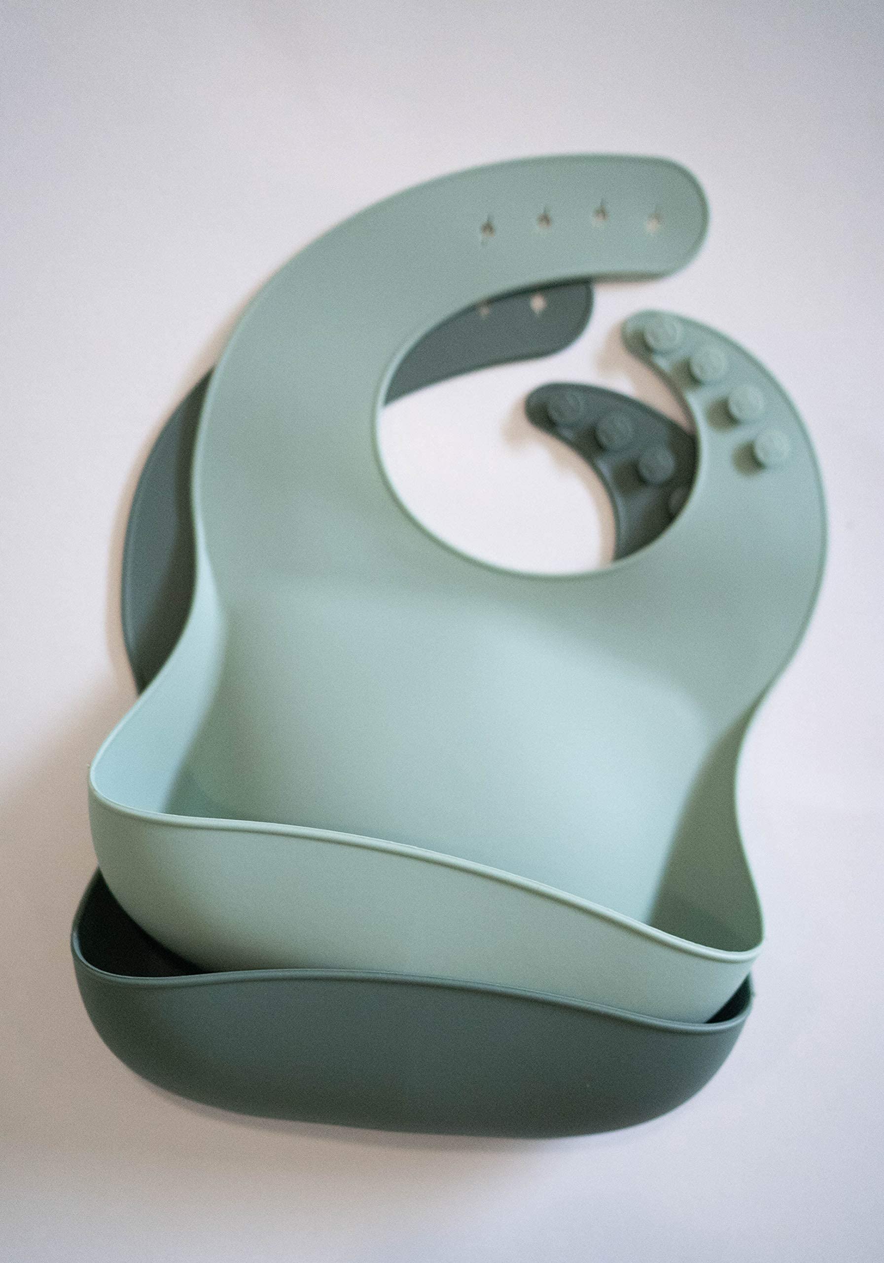 AVA + OLIVER - Juego de baberos de silicona impermeable con cuello ajustable, baberos de silicona duraderos para bebés y niños pequeños - Babero profundo con bolsillo para recoger alimentos sin