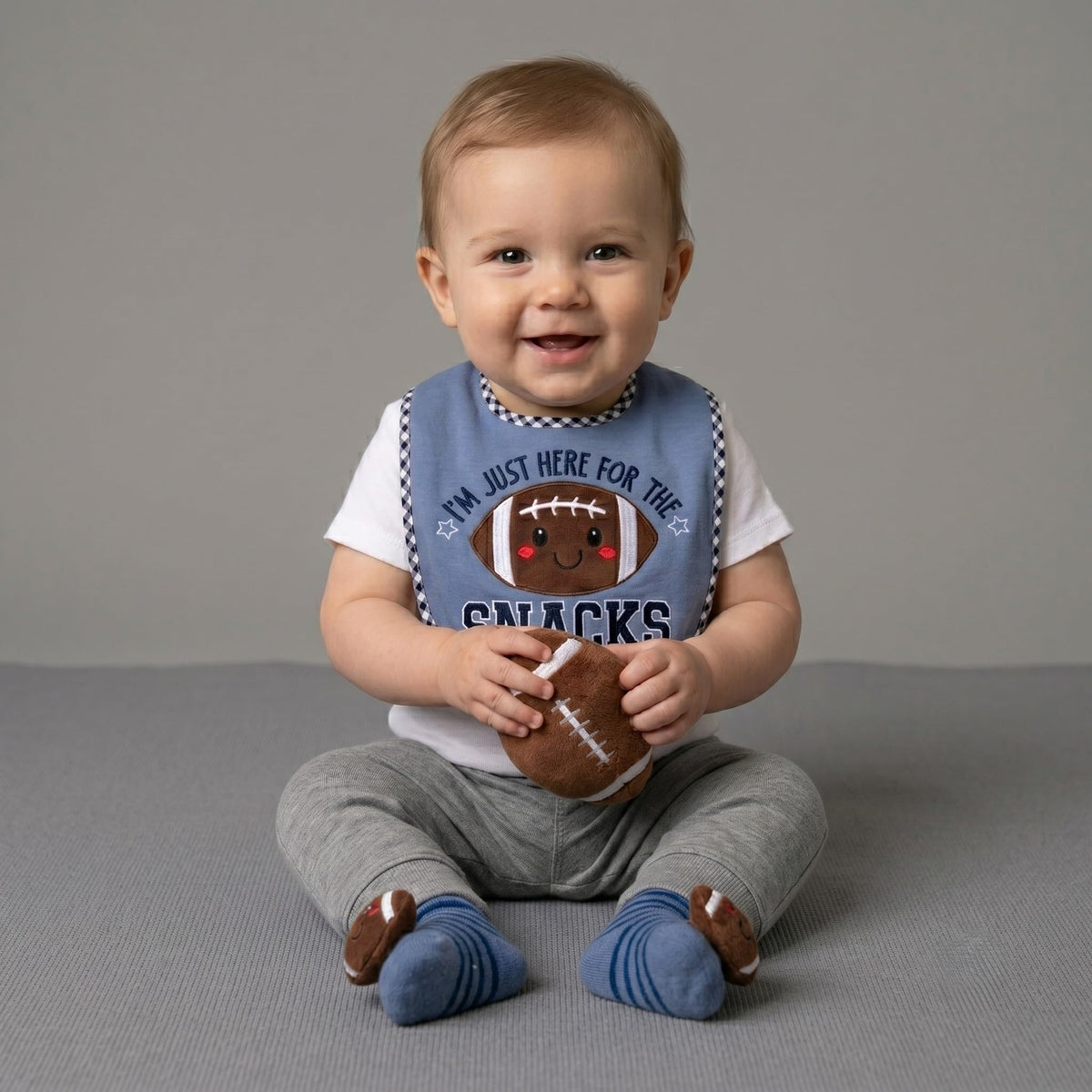 Baby Essentials - Juego de babero y calcetín para bebé, accesorio de fútbol, regalo para recién nacidos y bebés (Blue I'm Just Here for The Snacks, 0-12 meses)