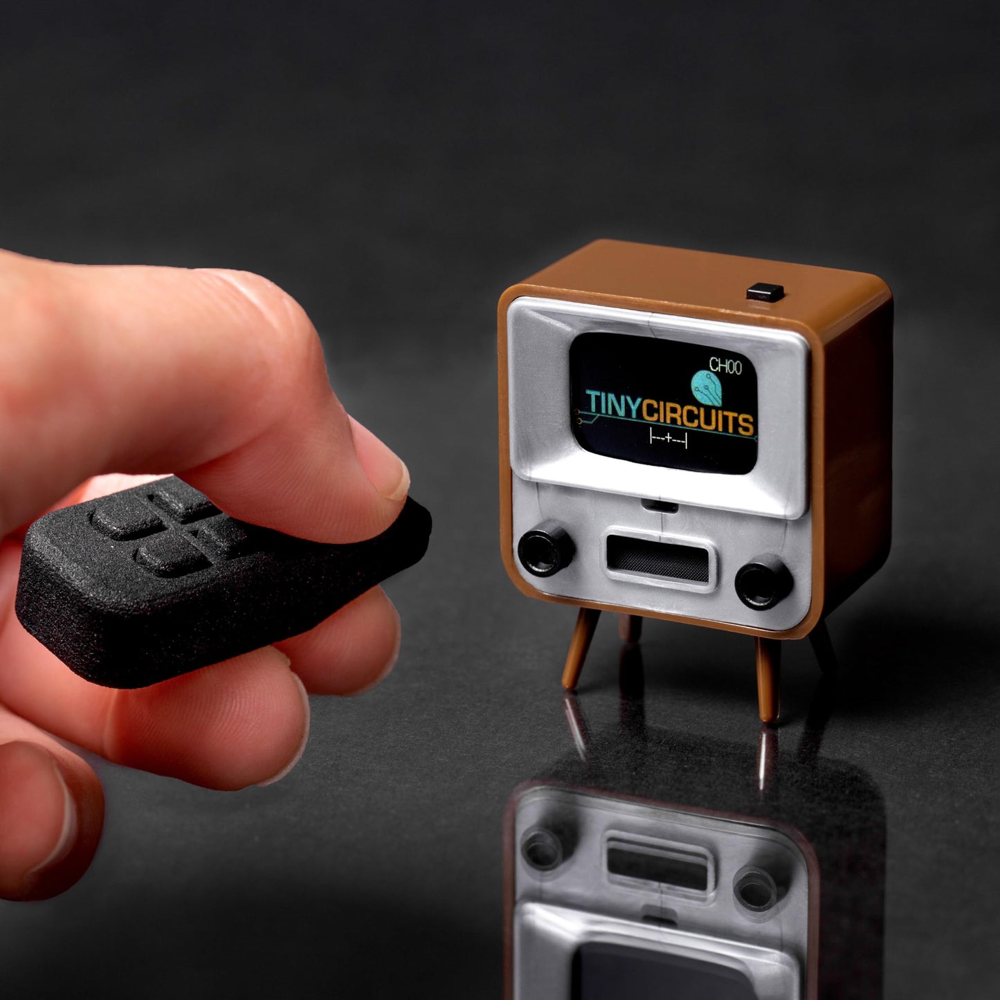 TinyCircuits TinyTV 2 Mini TV portátil Retro - visualización IPS de 1.14 Pulgadas, Videos precargados y Cargados, Recargable con USB-C, Controles de Perilla + Control Remoto pequeño (café)