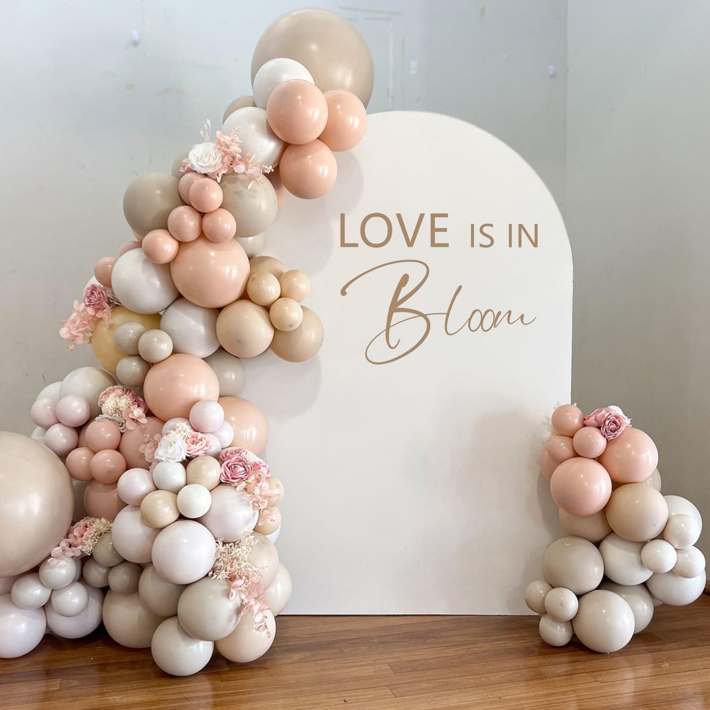 Calcomanía de pared Love is in Bloom – Fondo de despedida de soltera, despedida de soltera, compromiso, suministros de fiesta de San Valentín, decoración de fiesta de boda con suministros de fiesta café (calcomanía Love is in Bloom)