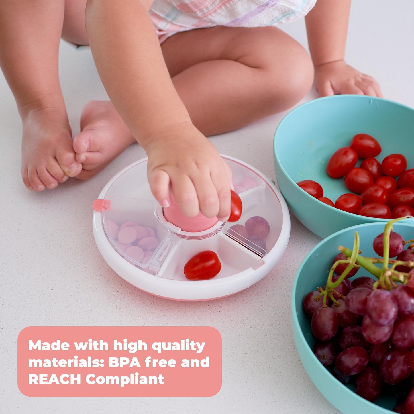 GoBe Kids - Paquete giratorio de aperitivos con correa de mano y hoja de calcomanía, contenedor reutilizable con dispensador de 5 compartimentos y tapa, sin BPA y PVC