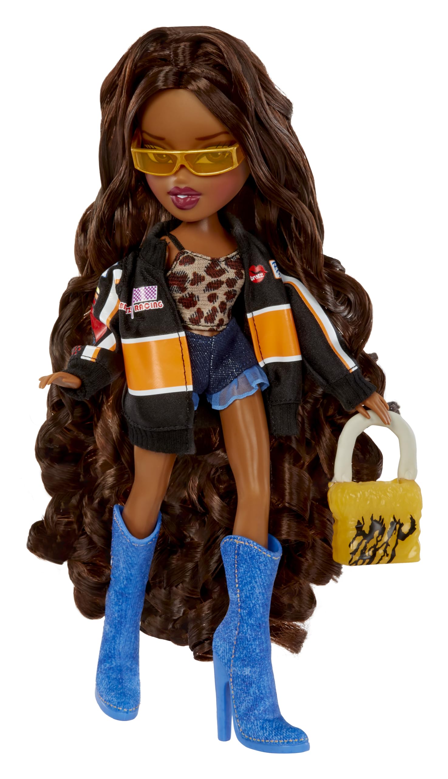Bratz GOIN out! - Sasha - 1 Muñeca de Moda Coleccionable con Accesorios, Viene con un Conjunto, un Bolso, un Par de Gafas de Sol y un Cepillo - Juguete para Niños - para Mayores de 6 Años