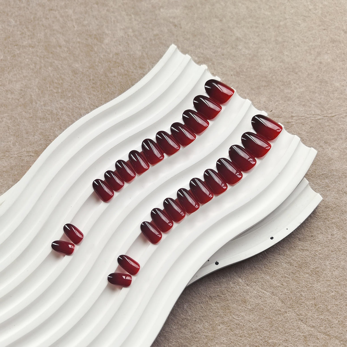 SXVME Uñas postizas francesas rojas y negras, cortas, ovaladas y redondas, con pegamento, uñas postizas cortas con degradado, uñas postizas acrílicas hechas a mano de gel, uñas de almendra natural par