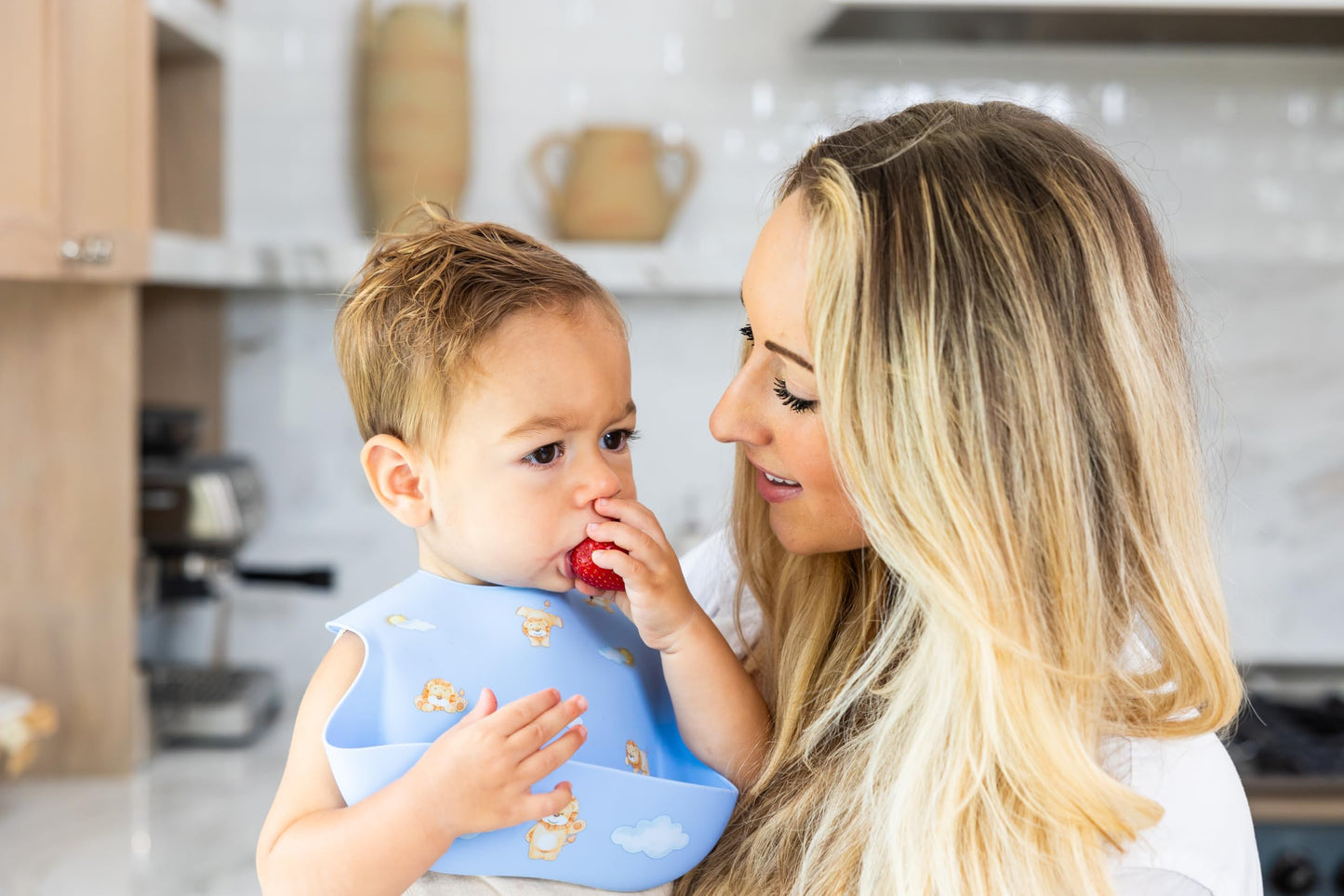 Mamabears - Babero y tapete de silicona para bebé, para niños, niñas, bebés y niños pequeños, impermeable, ajustable, sin BPA, color azul polvo (leones)