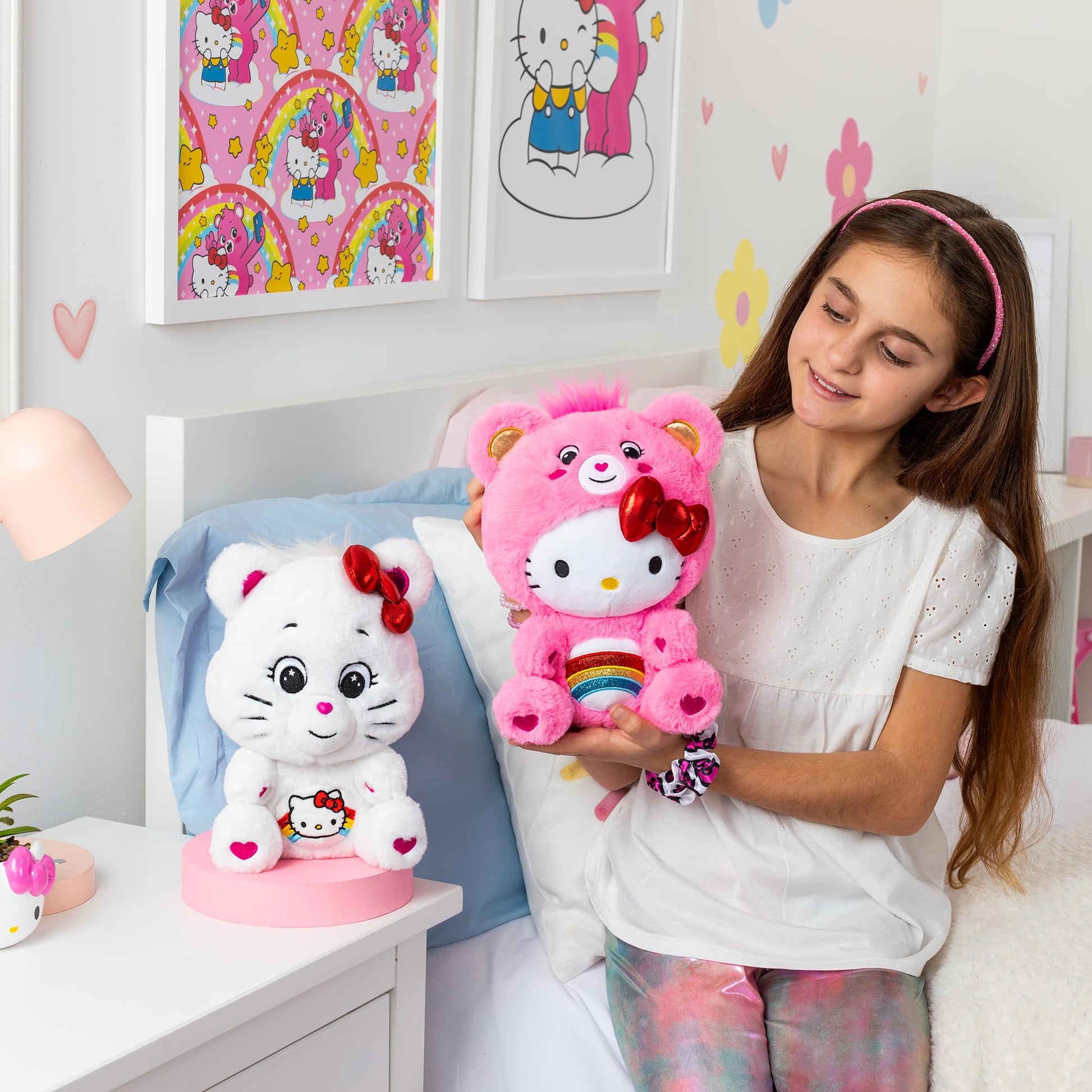 Care Bears Hello Kitty Loves Cheer Bear - Peluche Coleccionable de 10 Pulgadas, Paquete de 2 Unidades, Material Suave y abrazable