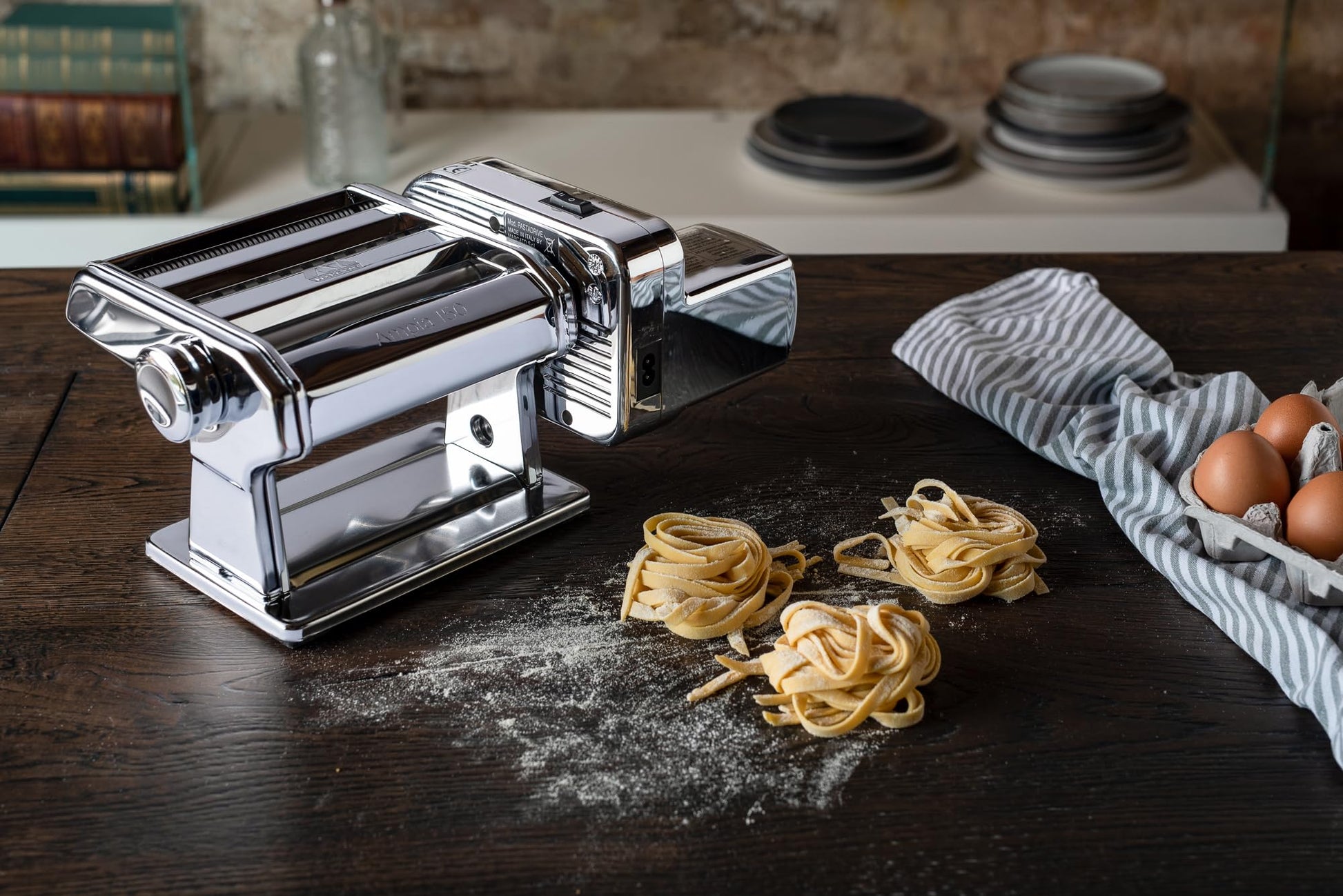 MARCATO Made in Italy Ampiamotor 110V Máquina de pasta de acero chapado en cromo. El juego incluye Ampia 150, manivela, abrazadera, motor Pastadrive y manual de instrucciones (idioma español no