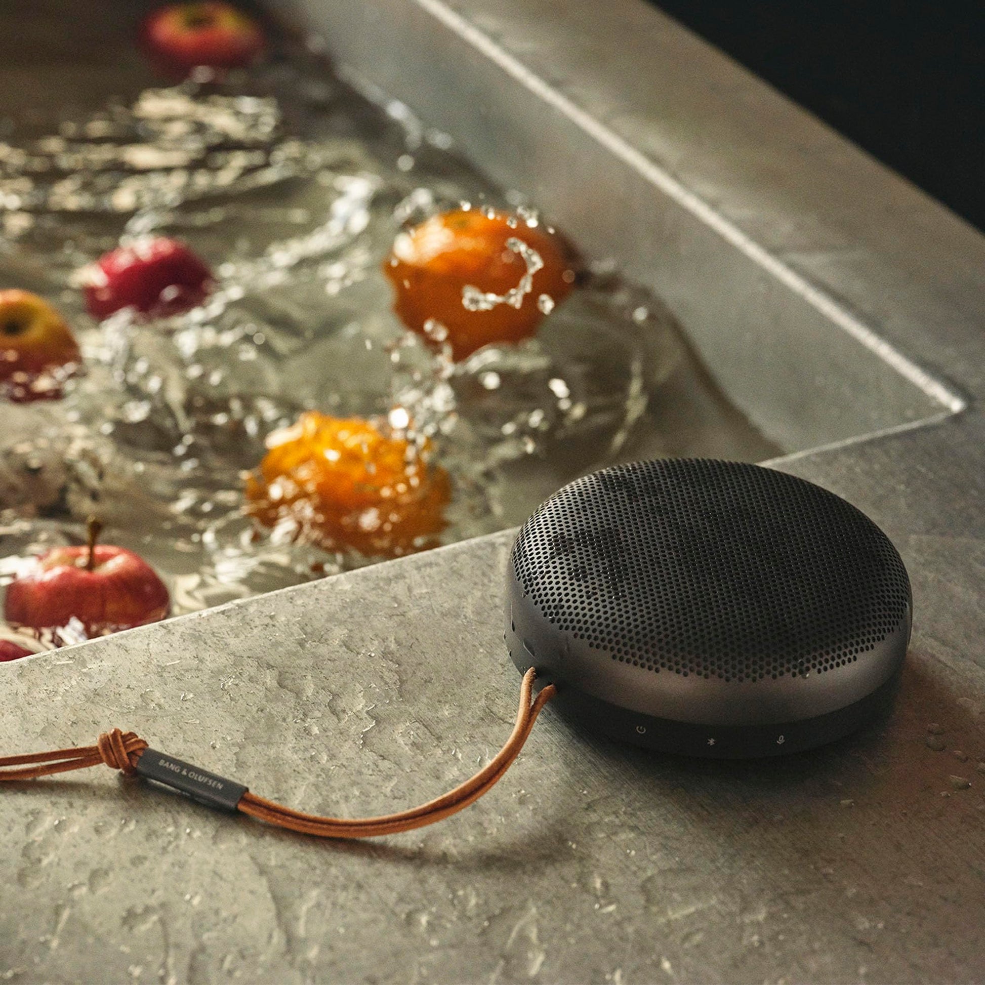 Bang & Olufsen Beosound A1 - Altavoz Bluetooth portátil de 2ª generación con Asistencia de Voz e integración Alexa
