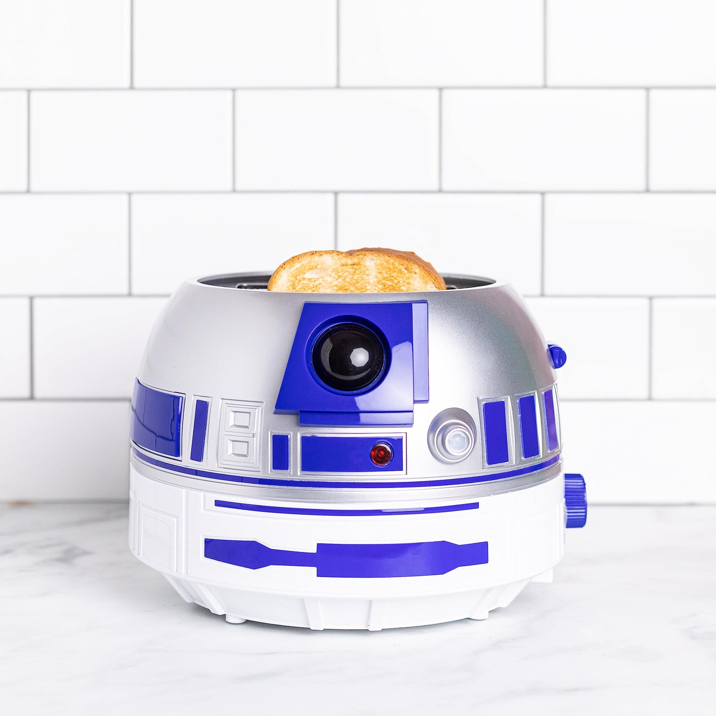 Uncanny Brands Star Wars R2D2 tostador de lujo, se ilumina y hace sonidos como Artoo