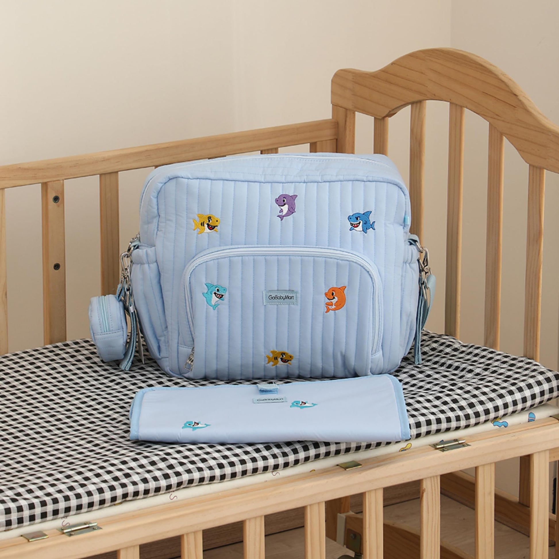 GOBABYMART - Mochila para pañales con cambiador, bolsa de viaje para bebé, bolsillos aislados para botellas, correas para carriola (mediano - tiburones azules)